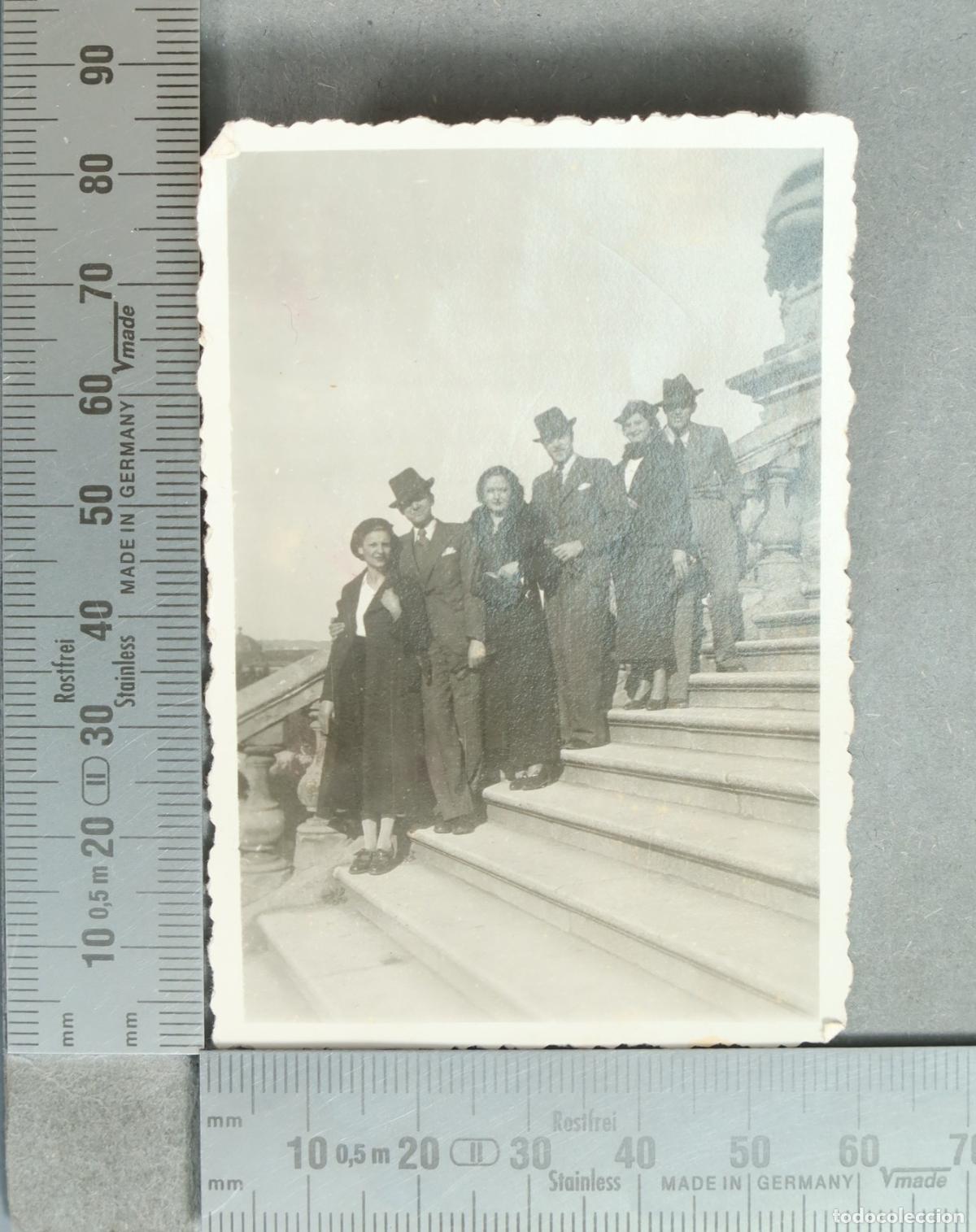 Fotograf&iacute;a antigua: FOTOGRAFIA. Barcelona - Grupo de personas en escalinata 1936