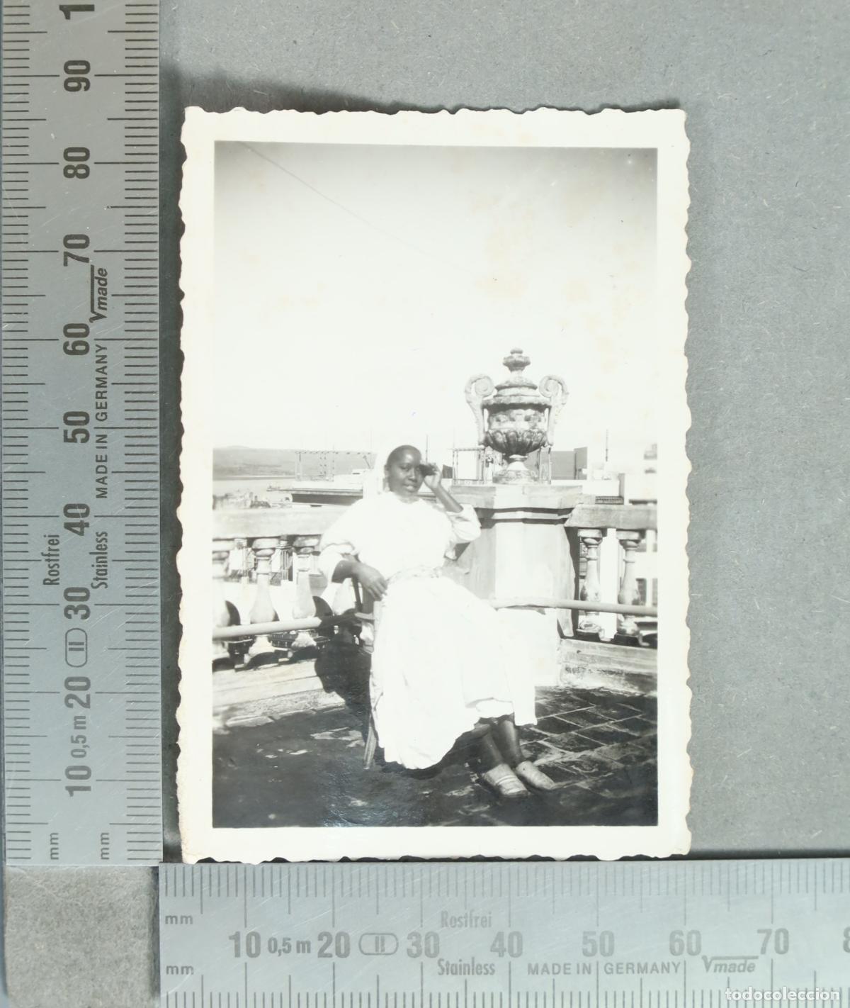 Fotograf&iacute;a antigua: FOTOGRAFIA. Larache - Mujer sentada en una azotea 1936. RELIGIOSA AFRICANA