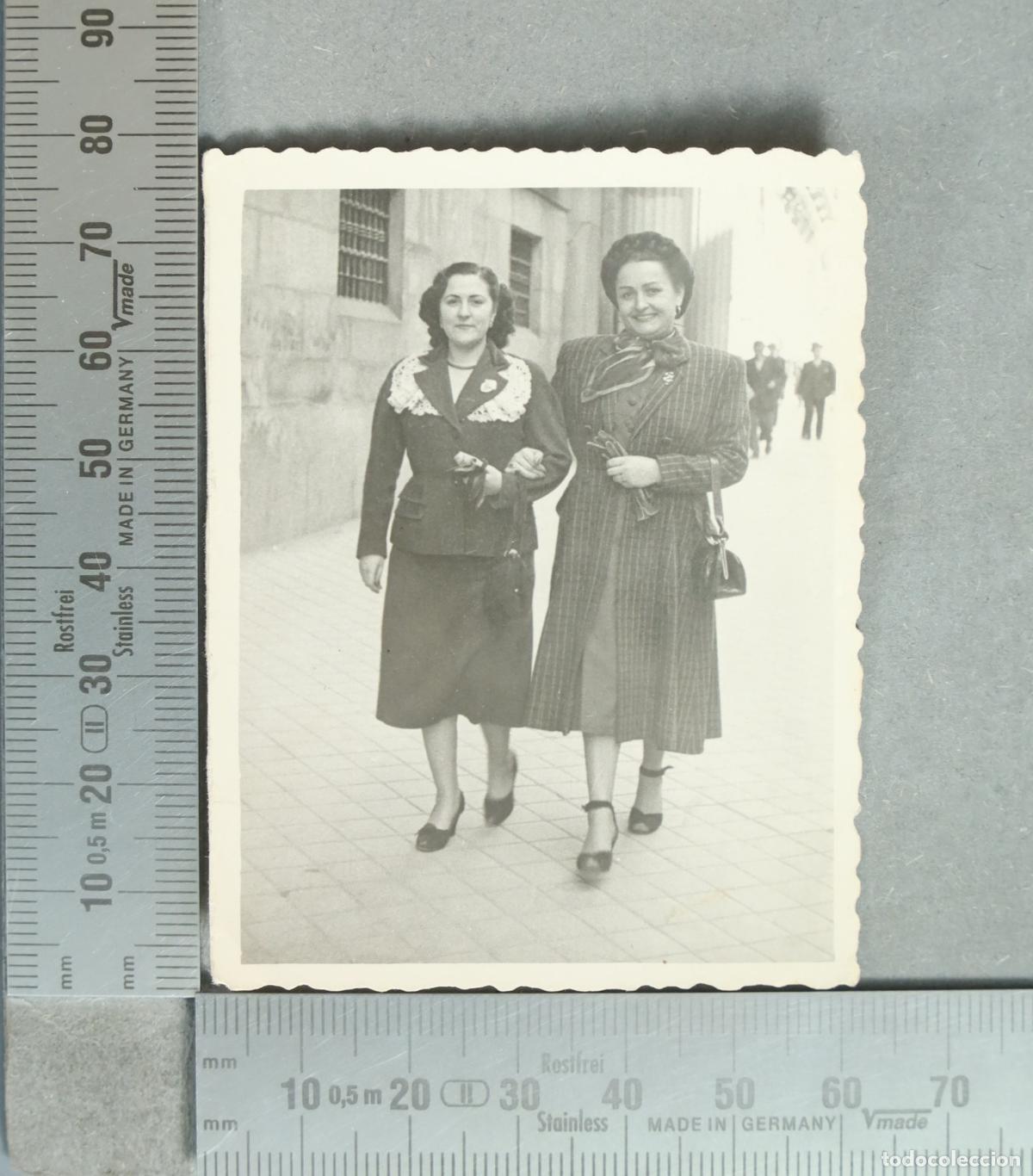 Fotograf&iacute;a antigua: FOTOGRAFIA. Dos mujeres paseando hacia 1940