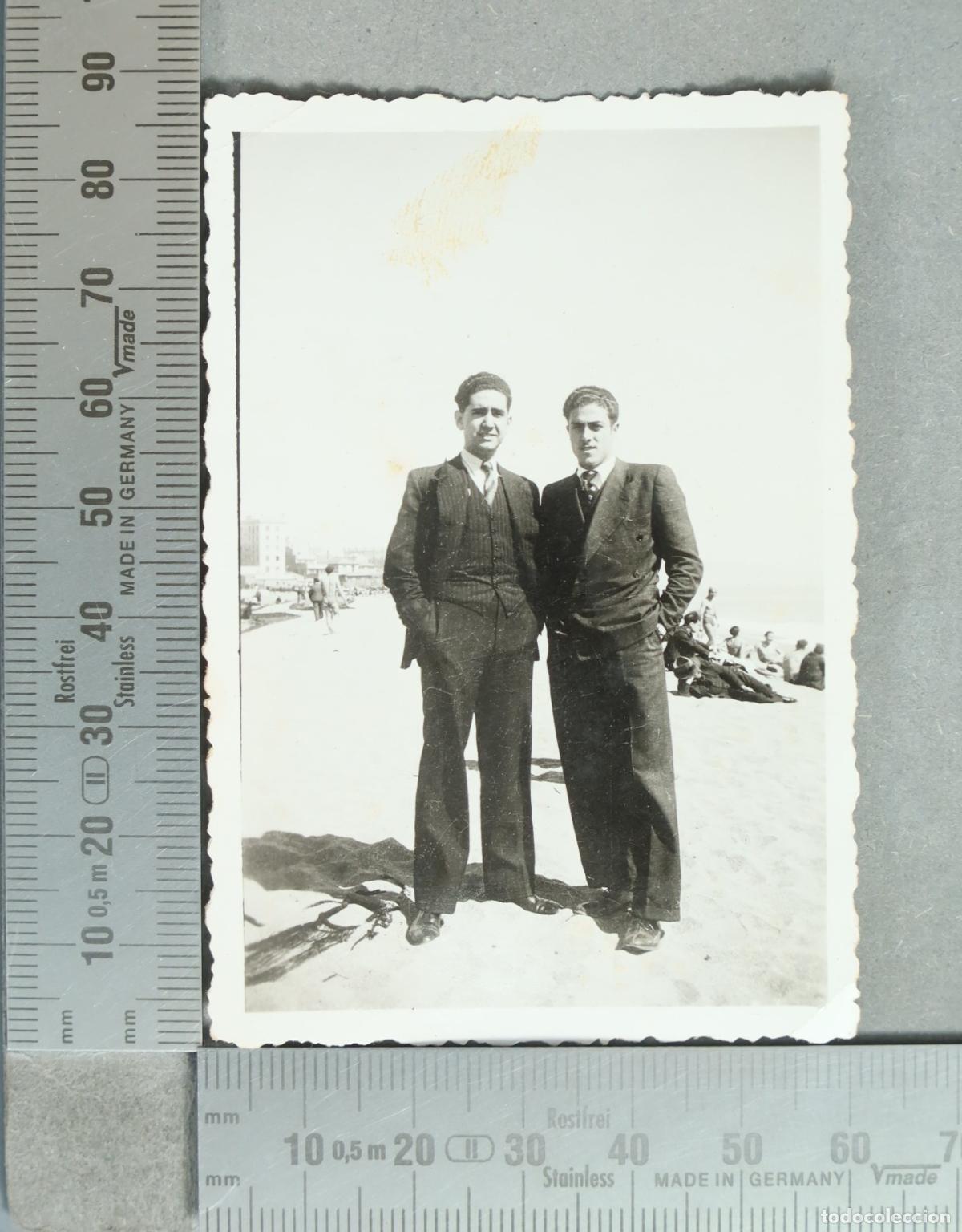 Fotograf&iacute;a antigua: FOTOGRAFIA. Dos hombres en la playa hacia 1930
