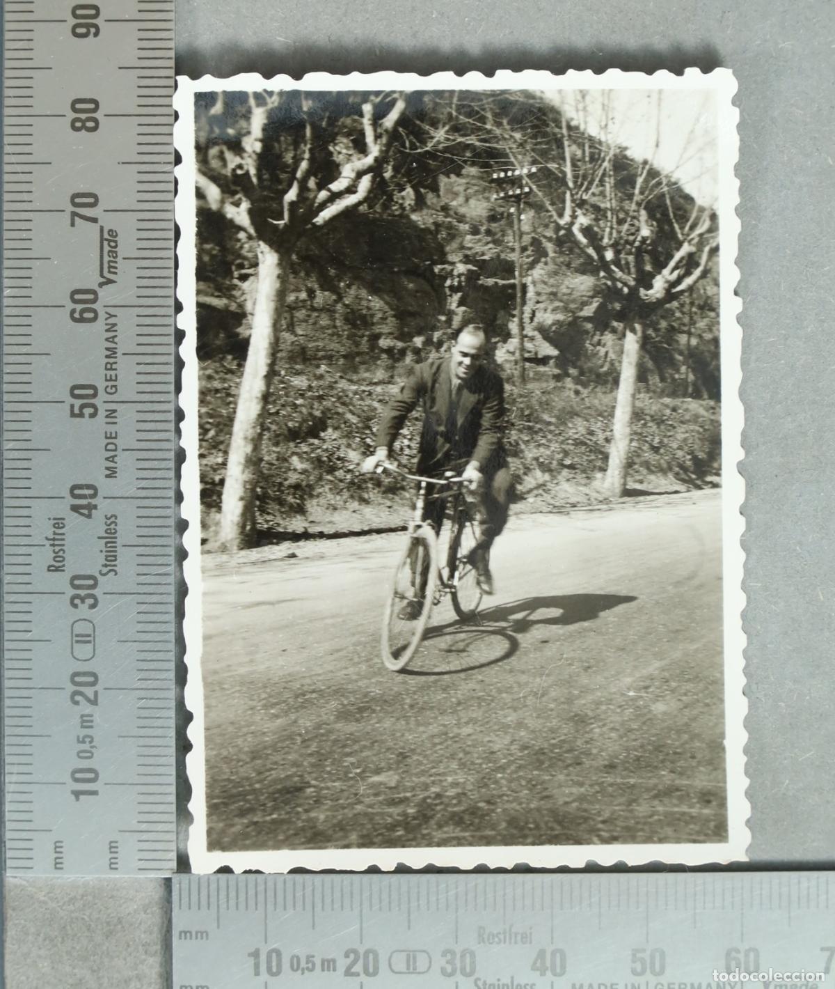 Fotograf&iacute;a antigua: FOTOGRAFIA. Hombre en bicicleta hacia 1930