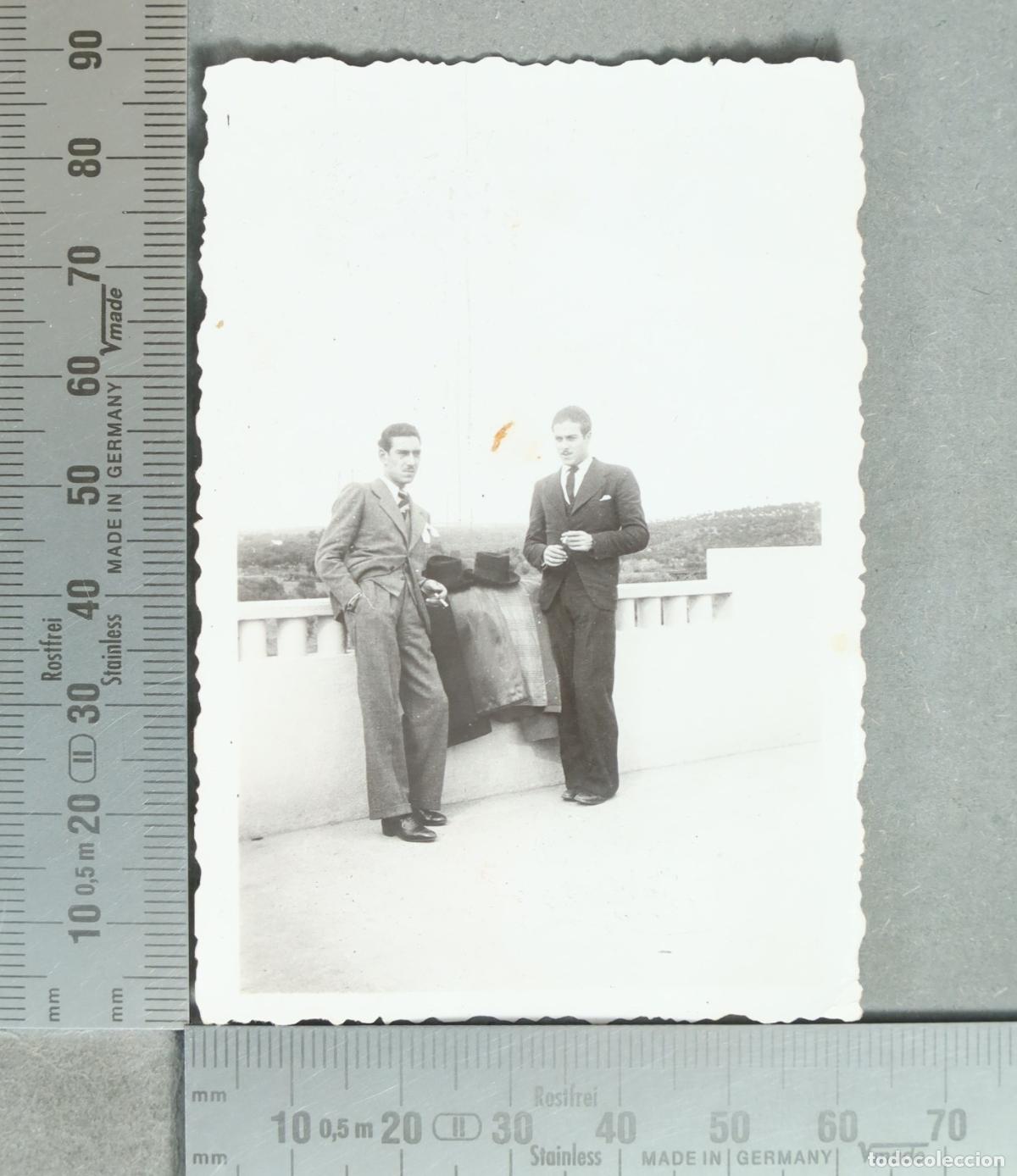 Fotograf&iacute;a antigua: FOTOGRAFIA. Dos hombres en un mirador - Portugal 1935