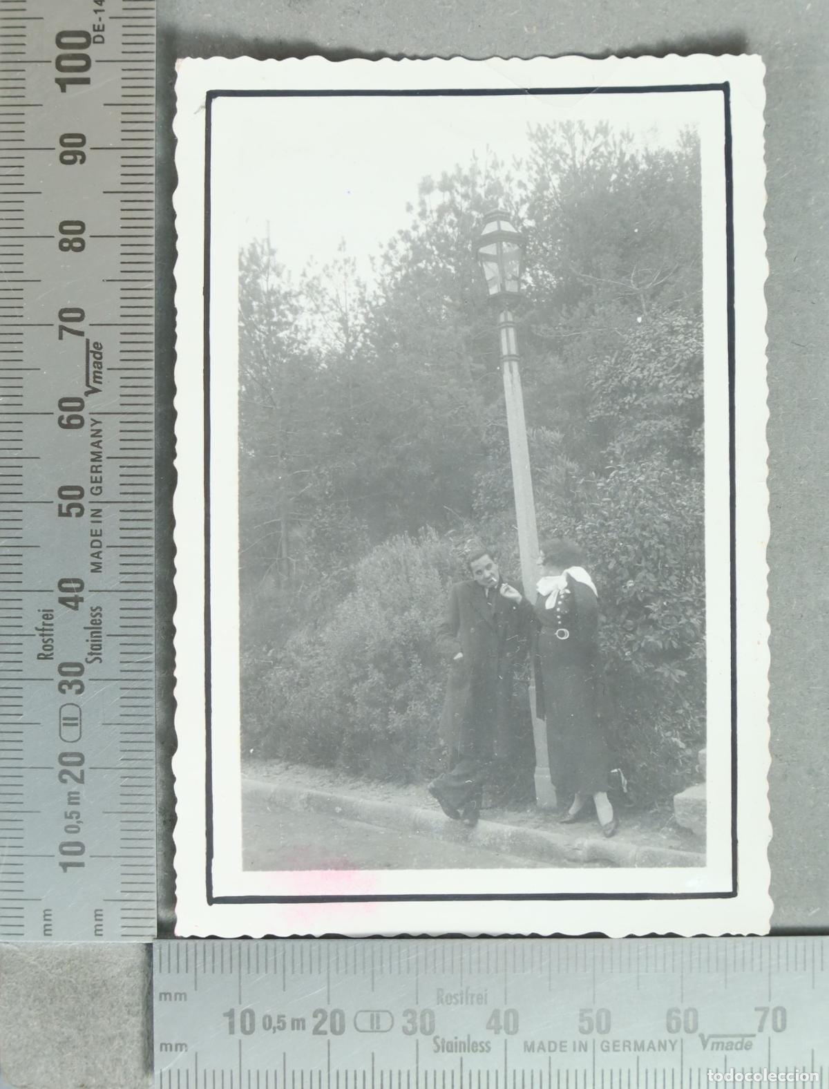 Fotograf&iacute;a antigua: FOTOGRAFIA. Pareja junto a farola en un parque hacia 1930