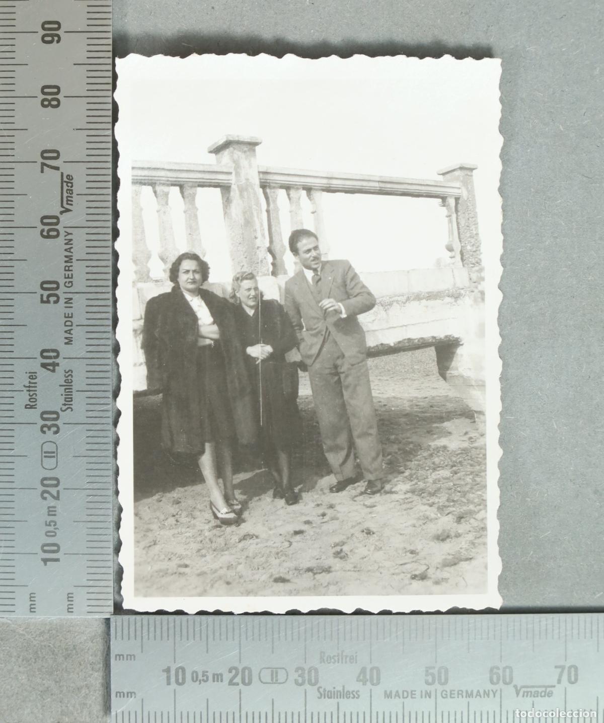 Fotograf&iacute;a antigua: FOTOGRAFIA. Retrato de grupo junto a balaustrada hacia 1930