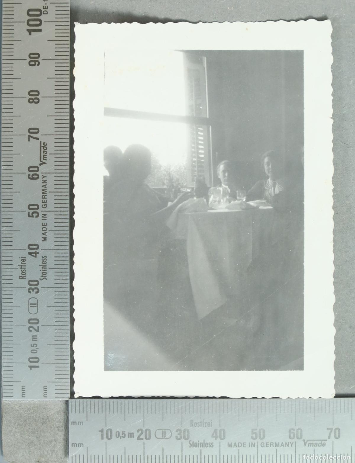 Fotograf&iacute;a antigua: FOTOGRAFIA. Personas comiendo en una mesa hacia 1930