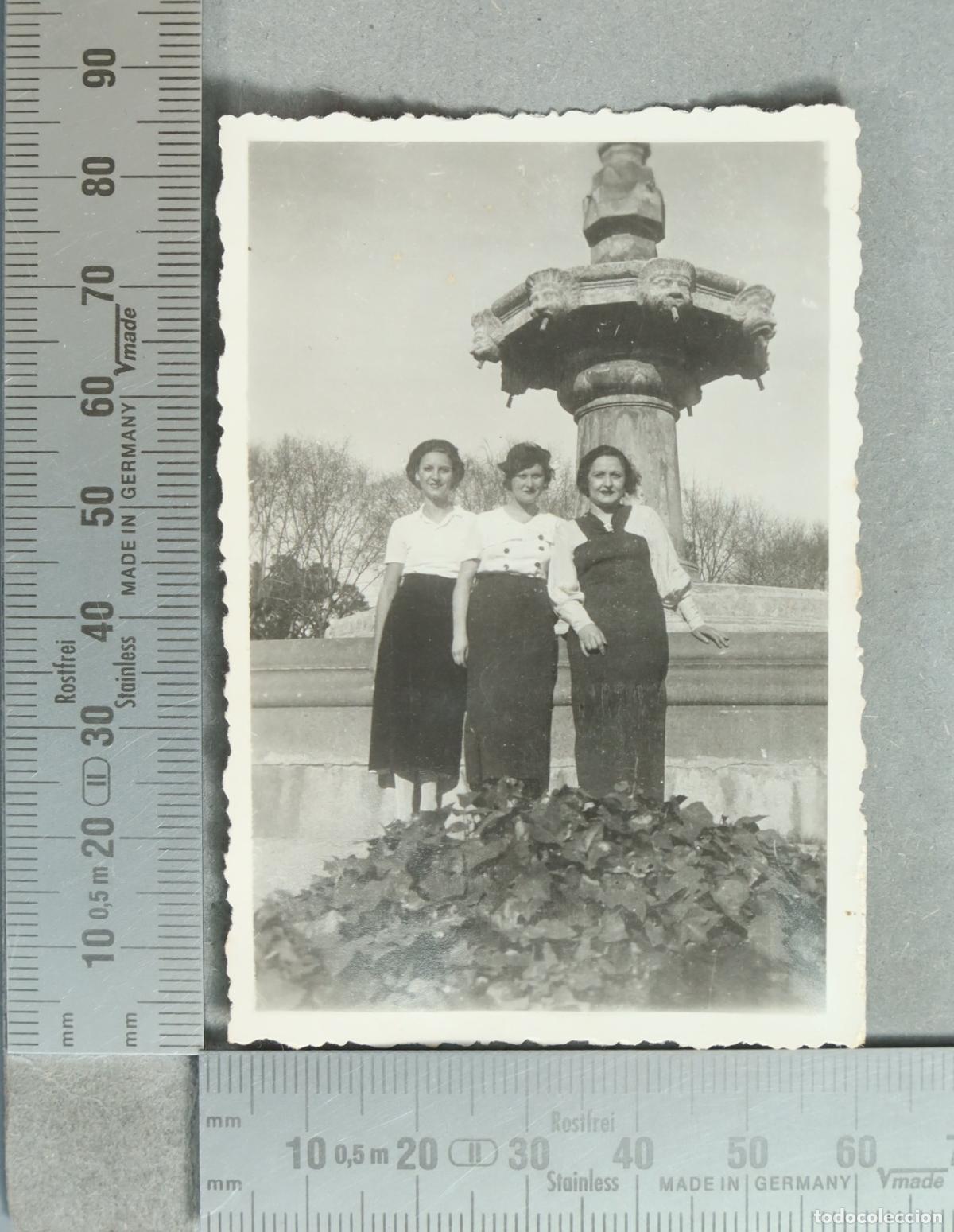 Fotograf&iacute;a antigua: FOTOGRAFIA. Barcelona - Tres mujeres ante fuente 1936