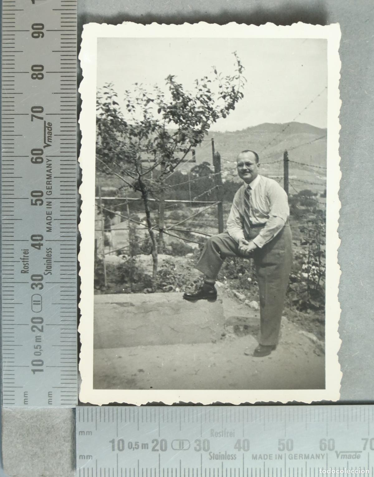 Fotograf&iacute;a antigua: FOTOGRAFIA. hombre posando al aire libre HUERTO