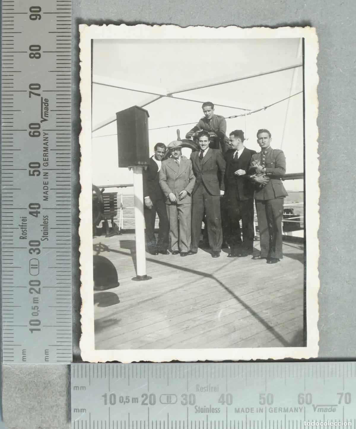 Fotograf&iacute;a antigua: FOTOGRAFIA. Grupo de hombres en la cubierta de un barco MILITARES Y GATO 1935