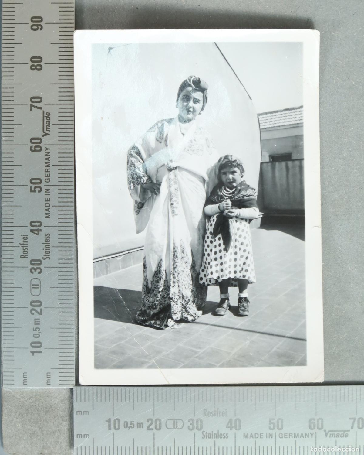 Fotograf&iacute;a antigua: FOTOGRAFIA. Retrato de dos ni&ntilde;as con trajes tradicionales hacia 1940