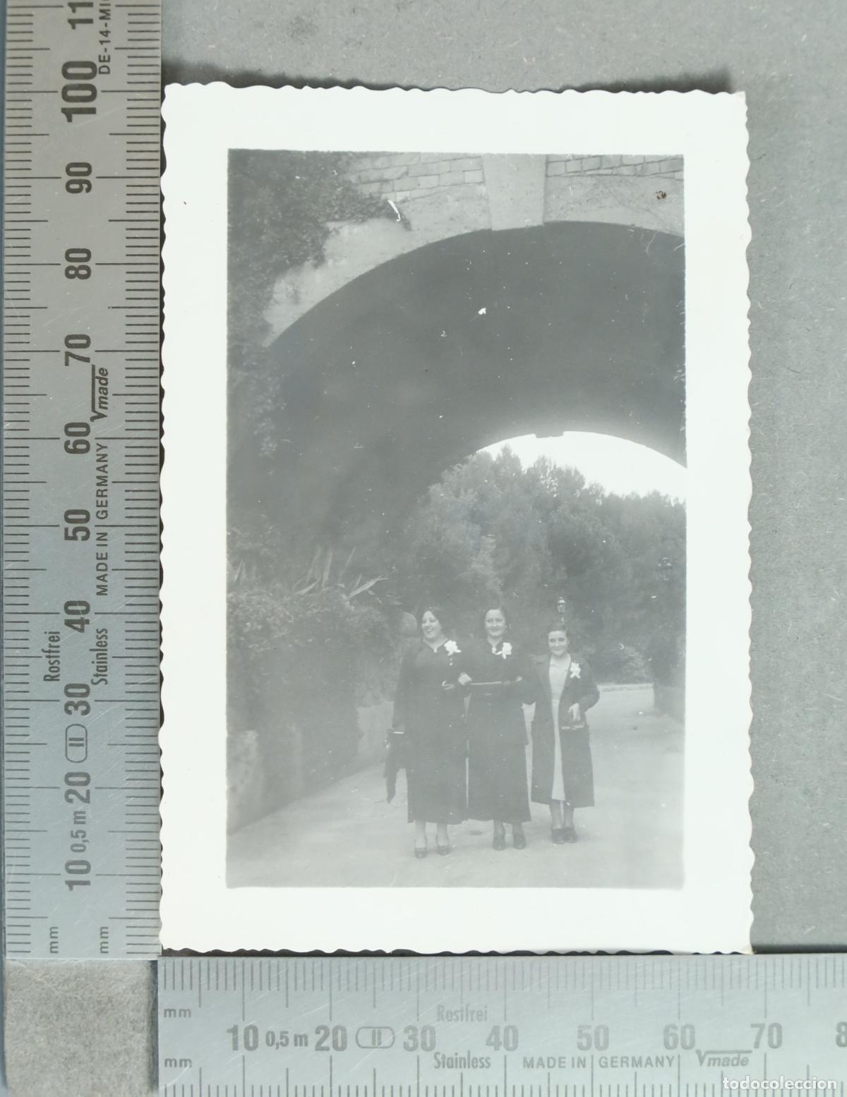 Fotograf&iacute;a antigua: FOTOGRAFIA. Tres mujeres bajo un arco 1935