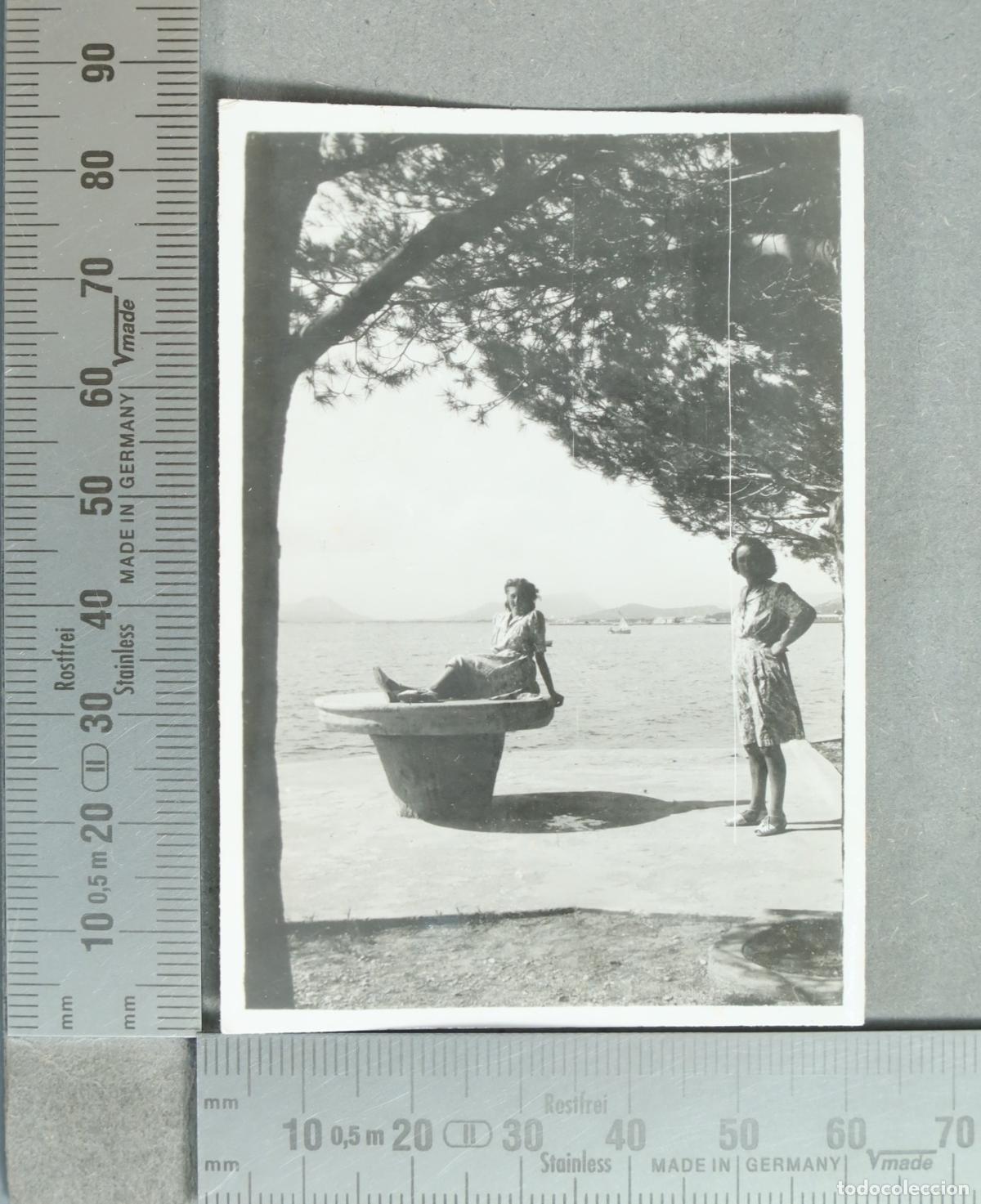 Fotograf&iacute;a antigua: FOTOGRAFIA. Dos mujeres junto al mar hacia 1940