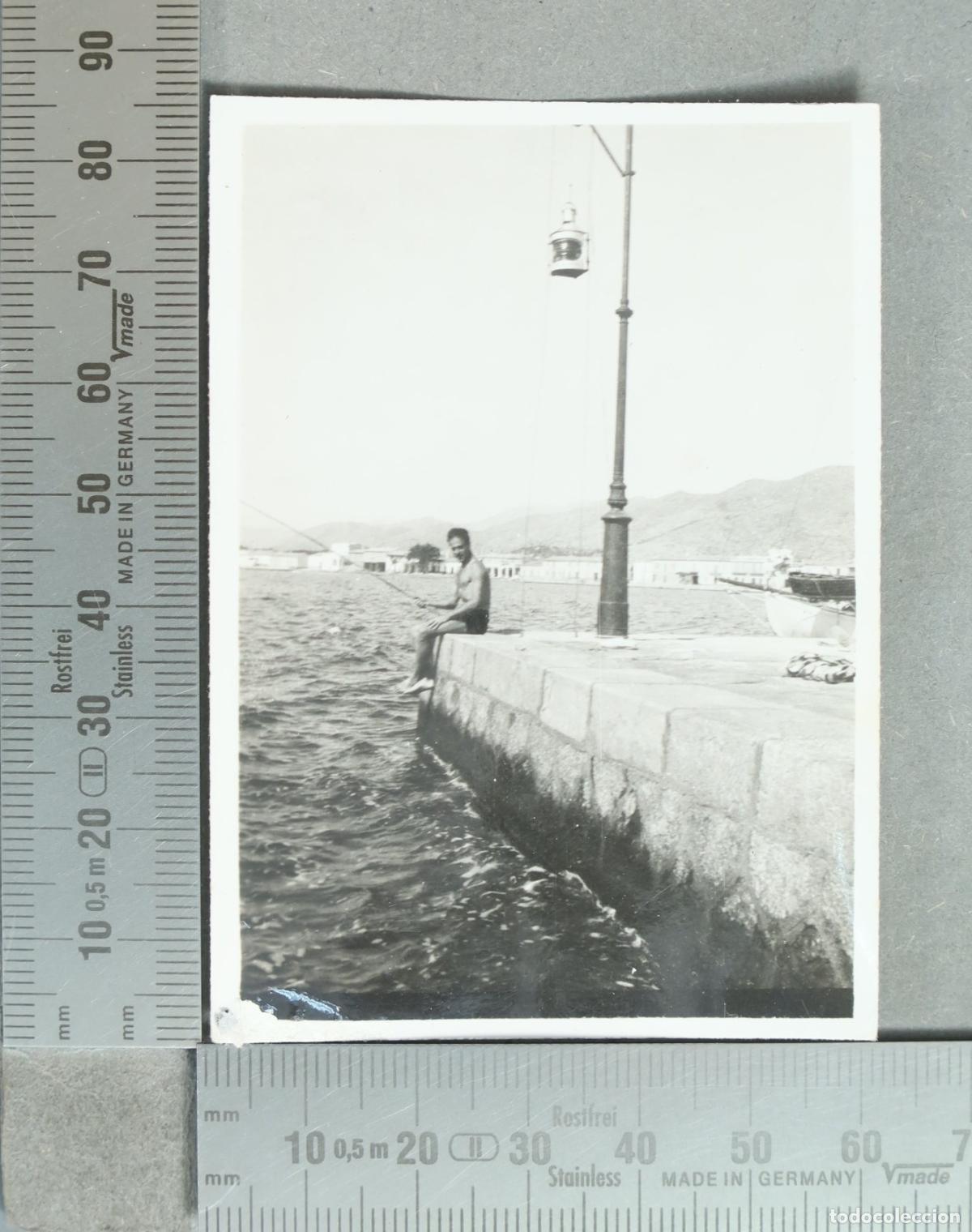 Fotograf&iacute;a antigua: FOTOGRAFIA. Hombre pescando en el muelle BAJO FAROL NAUTICO hacia 1930