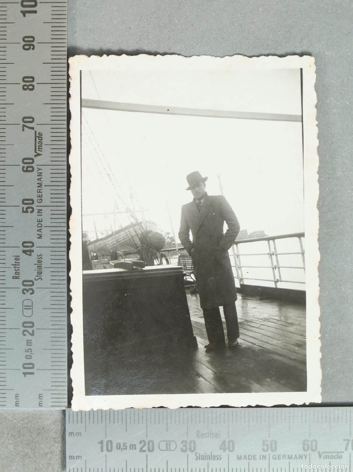 Fotograf&iacute;a antigua: FOTOGRAFIA. Hombre con sombrero y abrigo en barco 1934