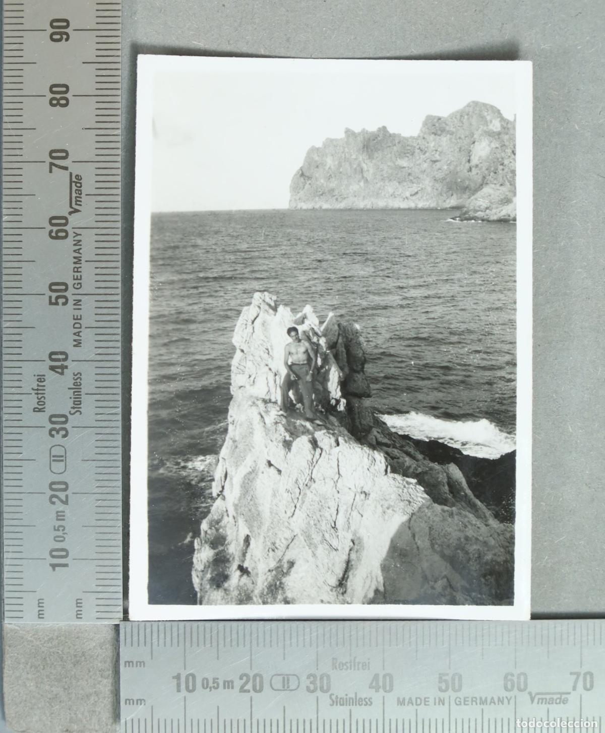 Fotograf&iacute;a antigua: FOTOGRAFIA. Hombre en acantilado junto al mar hacia 1940