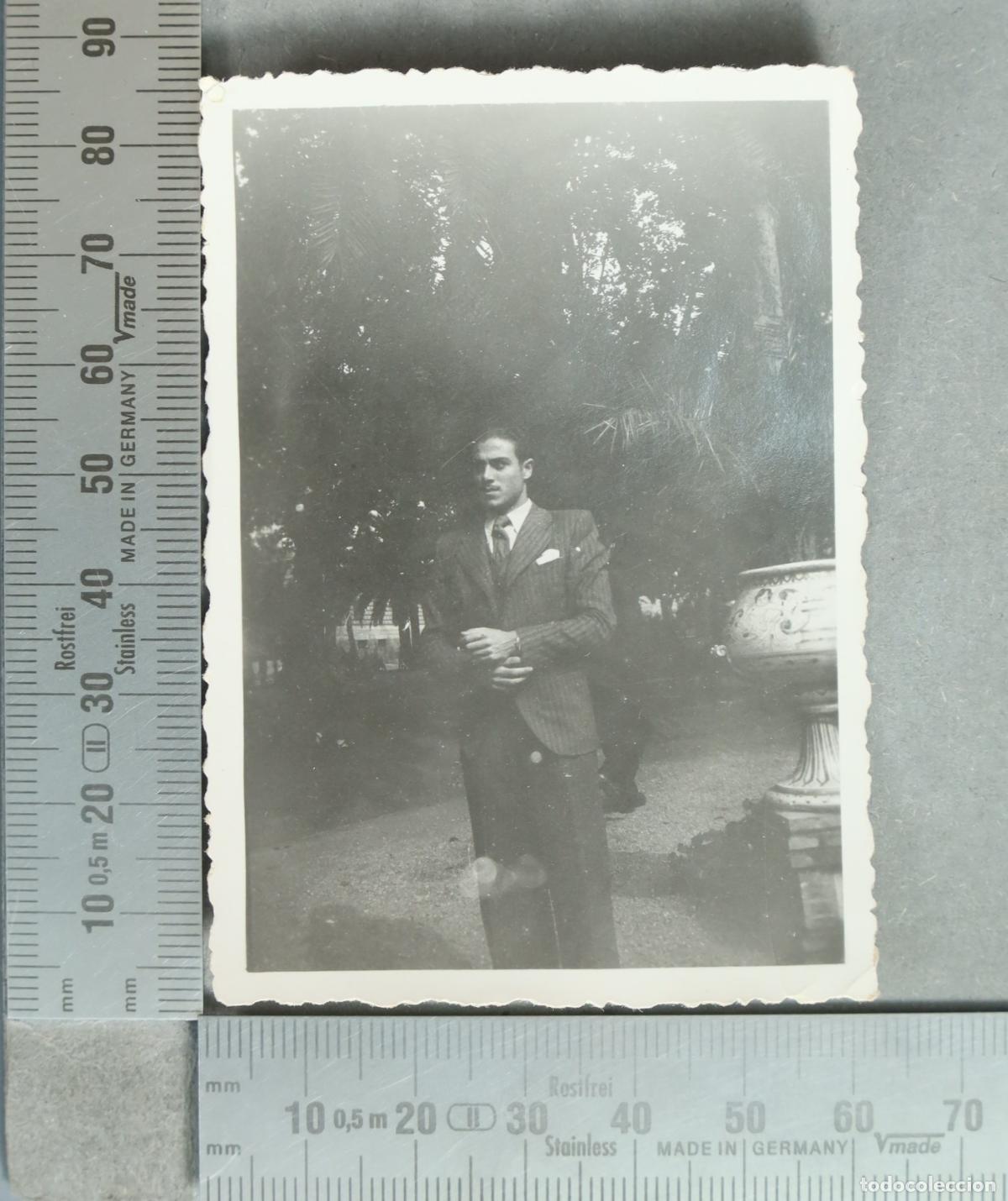 Antique Photography: FOTOGRAFIA. Retrato de hombre en jardin con jarr&oacute;n hacia 1930