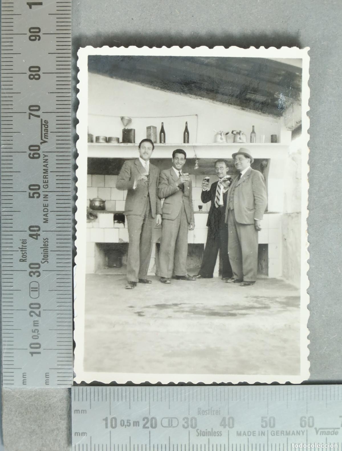 Photographie ancienne: FOTOGRAFIA. Murcia - Hombres bebiendo en una cocina 1943