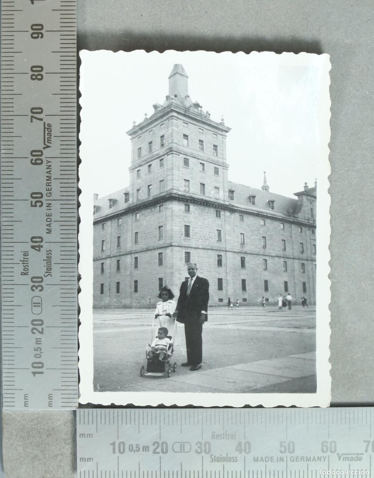 Alte Fotografie: FOTOGRAFIA. El Escorial - Familia frente a la fachada hacia 1940