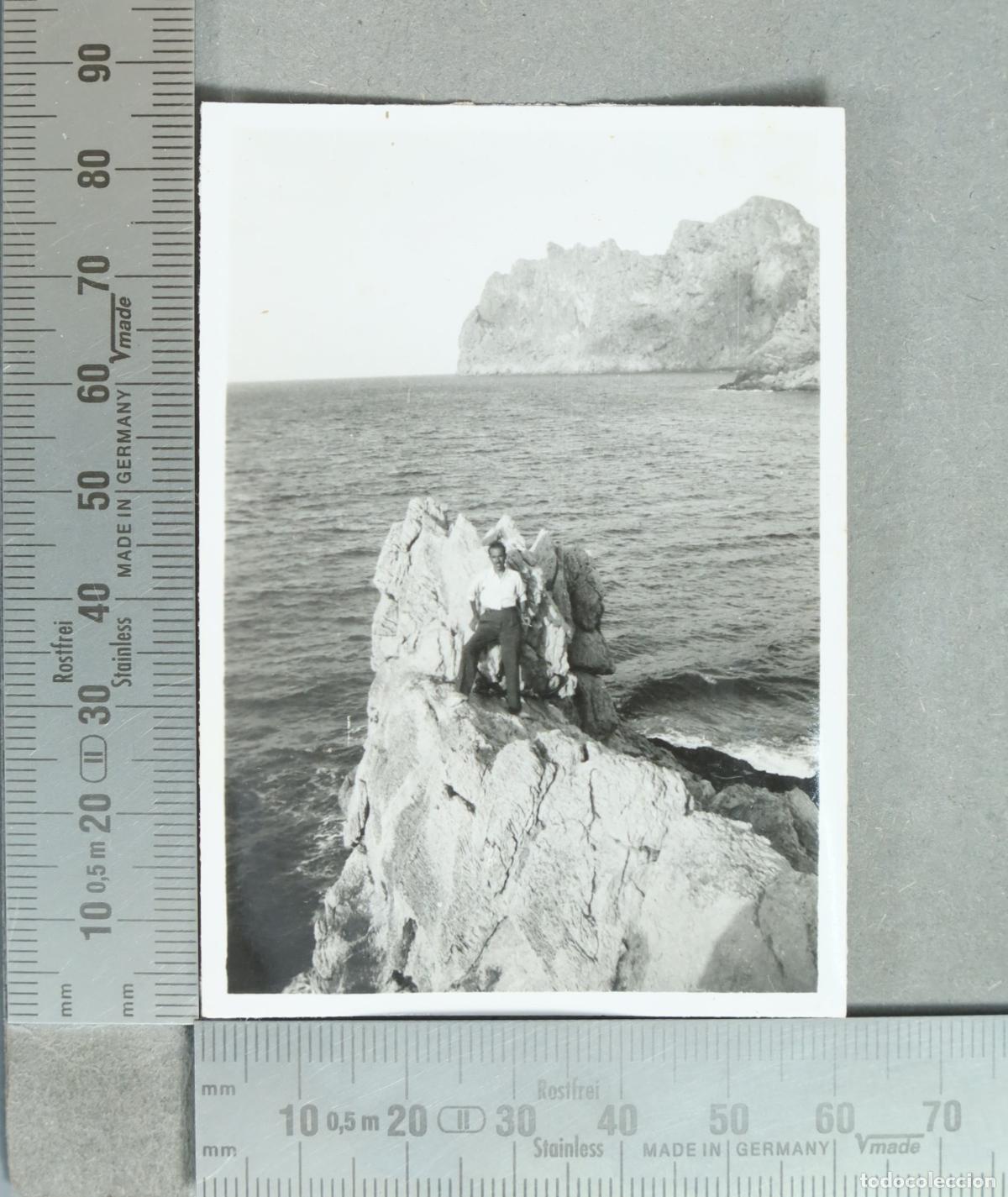 Alte Fotografie: FOTOGRAFIA. Hombre en rocas junto al mar hacia 1940