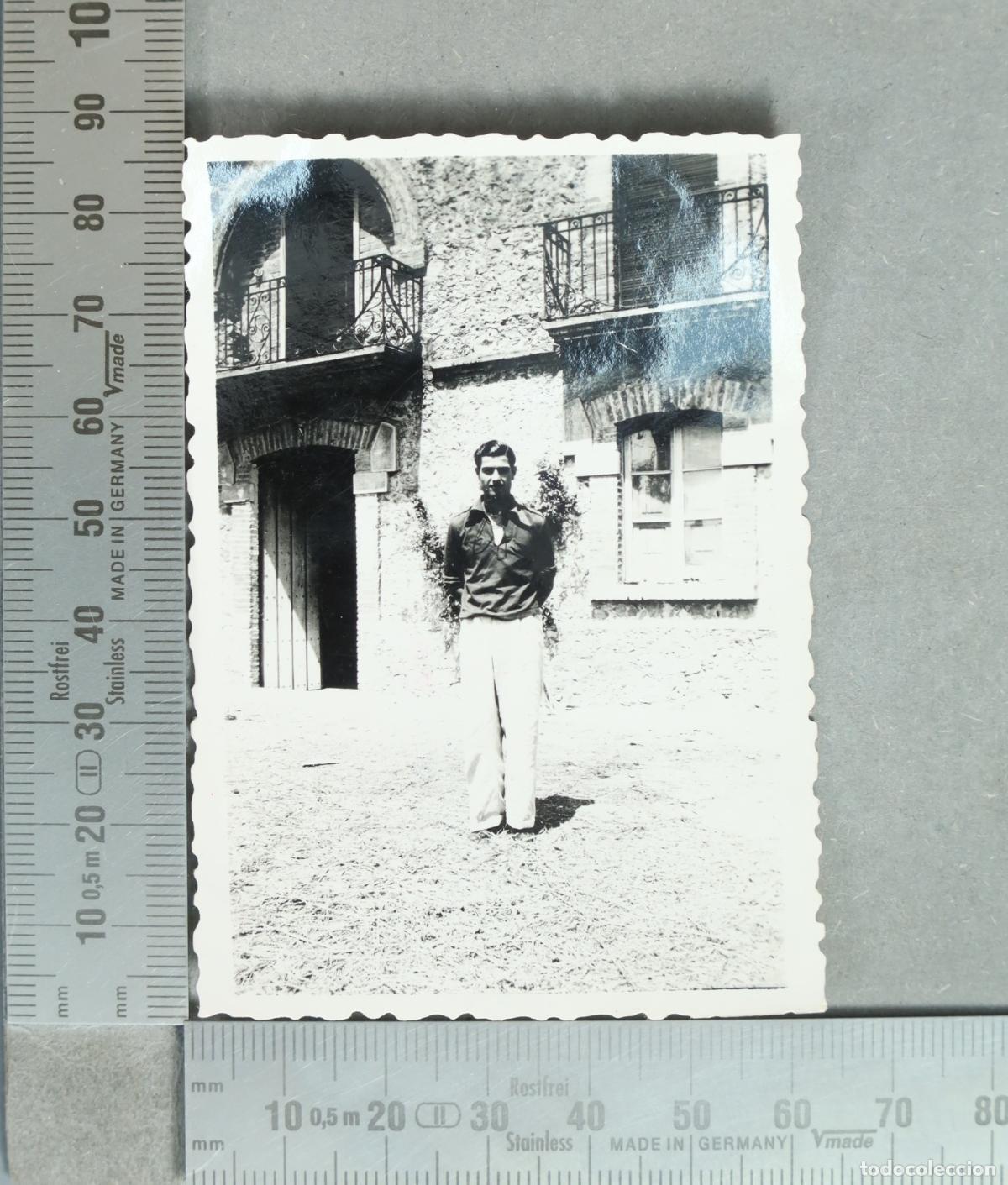 Alte Fotografie: FOTOGRAFIA. Hombre de pie frente a edificio antiguo 1942