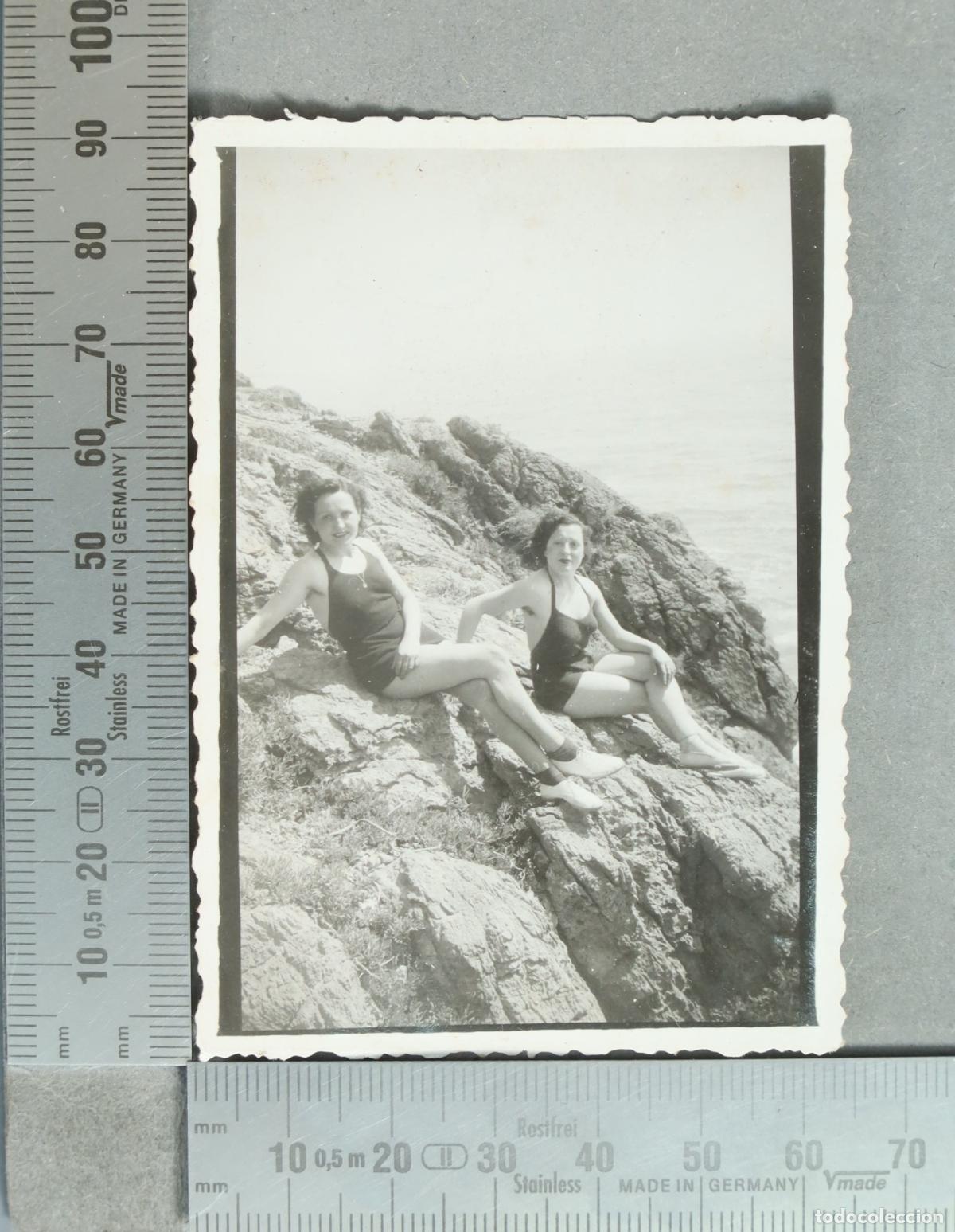 Alte Fotografie: FOTOGRAFIA. Dos mujeres en traje de ba&ntilde;o en las rocas hacia 1930