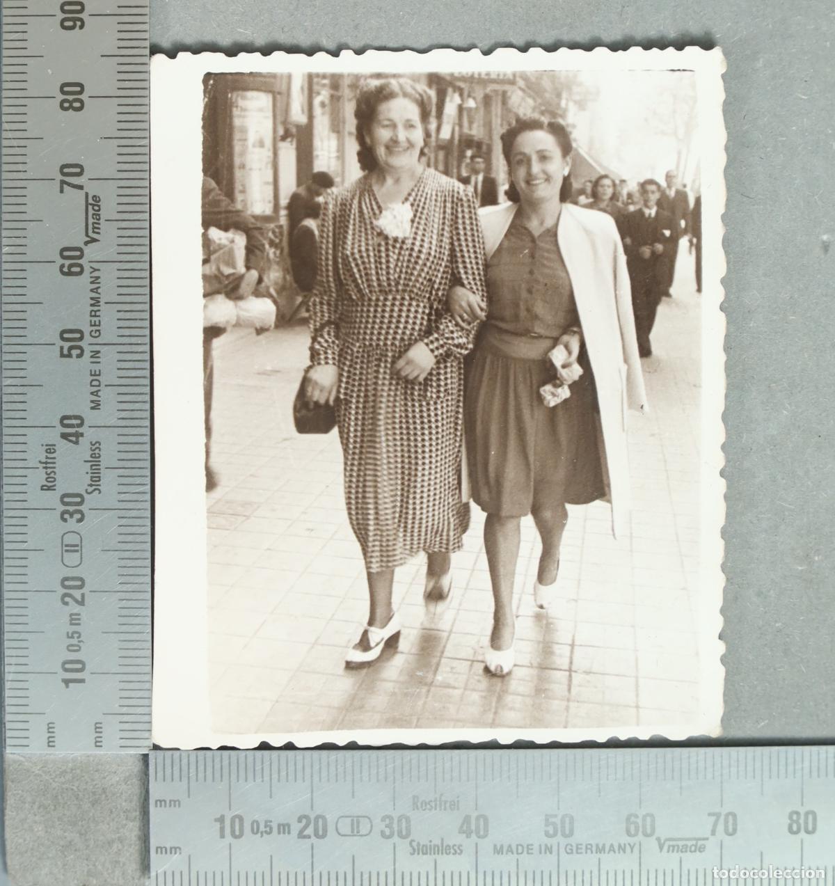 Alte Fotografie: FOTOGRAFIA. Dos mujeres paseando por la calle hacia 1940
