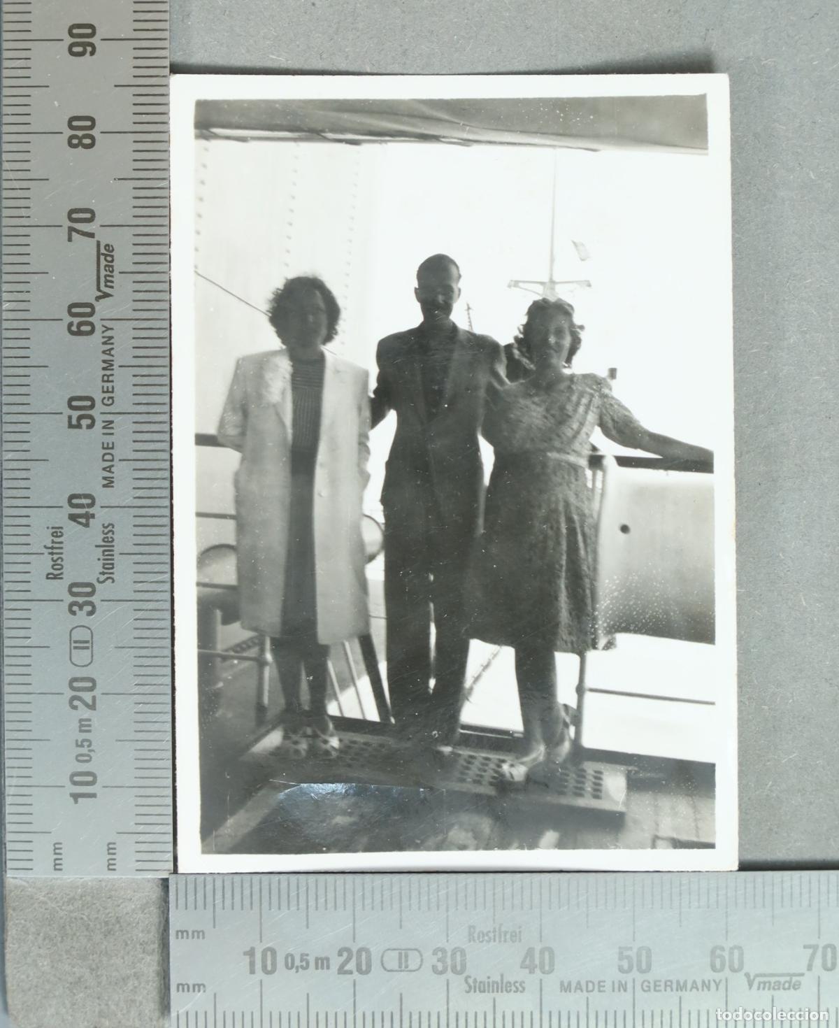 Fotograf&iacute;a antigua: FOTOGRAFIA. Grupo de tres personas en cubierta de barco hacia 1940