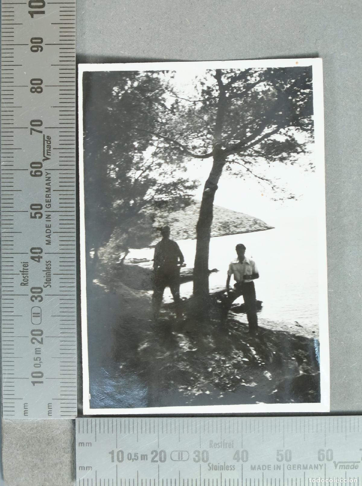 Fotograf&iacute;a antigua: FOTOGRAFIA. Dos hombres junto a un lago hacia 1940