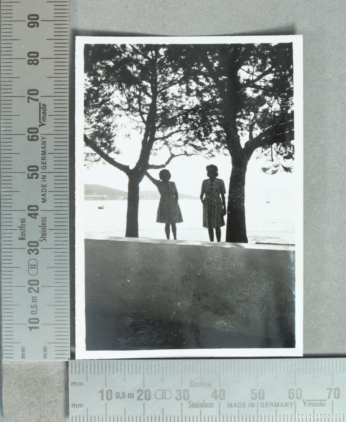 Fotograf&iacute;a antigua: FOTOGRAFIA. Dos mujeres junto al mar y &aacute;rboles hacia 1940
