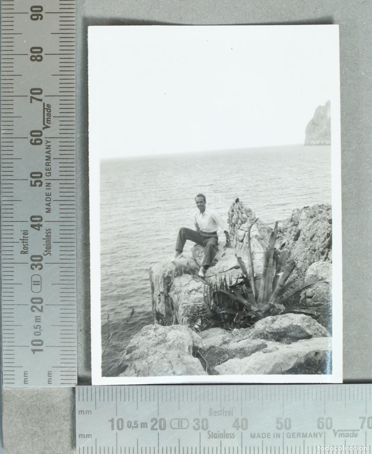 Fotograf&iacute;a antigua: FOTOGRAFIA. Hombre sentado en las rocas junto al mar hacia 1940