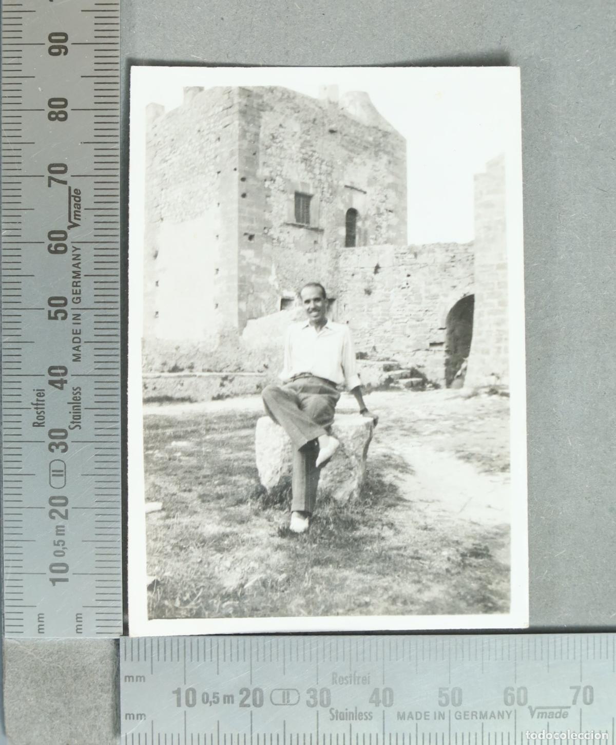 Fotograf&iacute;a antigua: FOTOGRAFIA. Hombre sentado junto a un castillo hacia 1930
