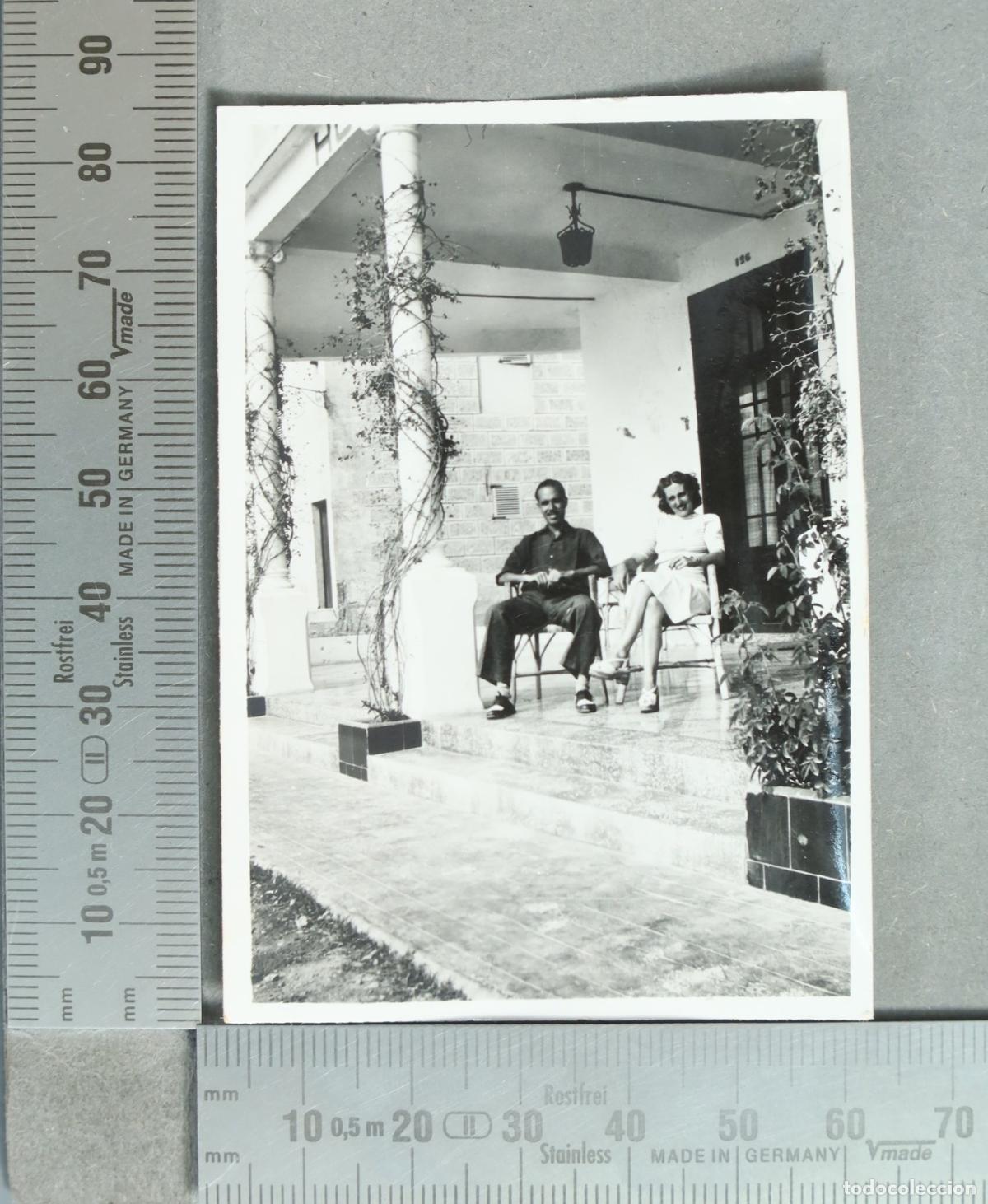 Fotograf&iacute;a antigua: FOTOGRAFIA. Pareja sentada en porche de casa hacia 1940