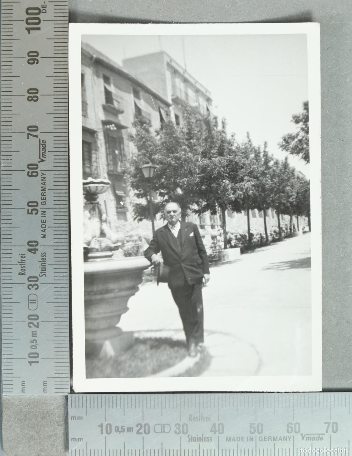 Fotograf&iacute;a antigua: FOTOGRAFIA. Hombre junto a fuente en parque hacia 1940