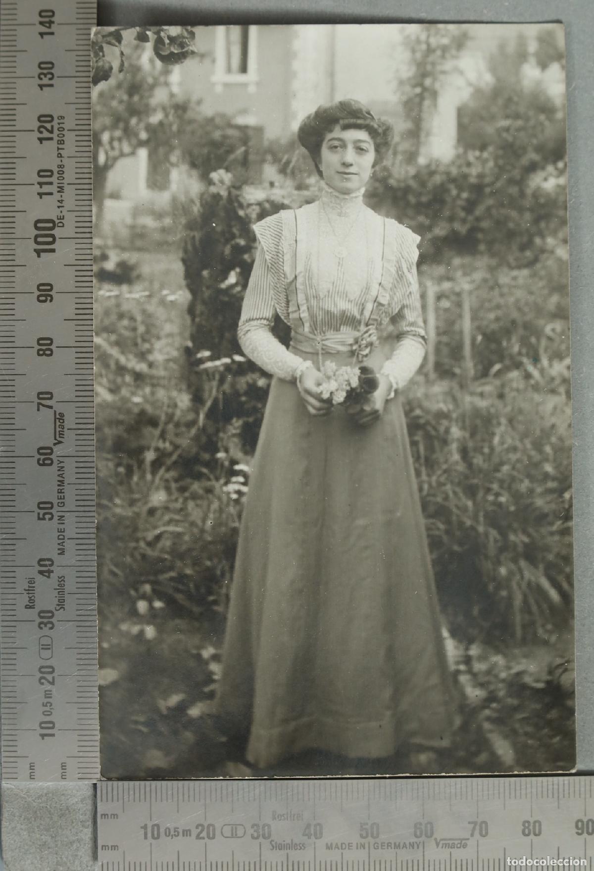 Fotograf&iacute;a antigua: POSTAL FOTOGRAFICA. Retrato de mujer con flores en el jardin hacia 1900