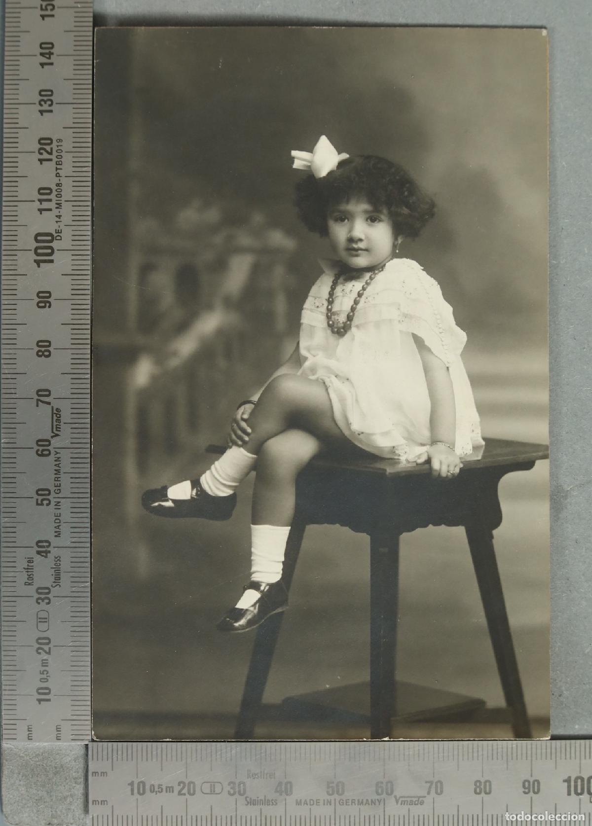 Fotograf&iacute;a antigua: FOTOGRAFIA. Ni&ntilde;a sentada en una mesa con lazo en el pelo KAULAK