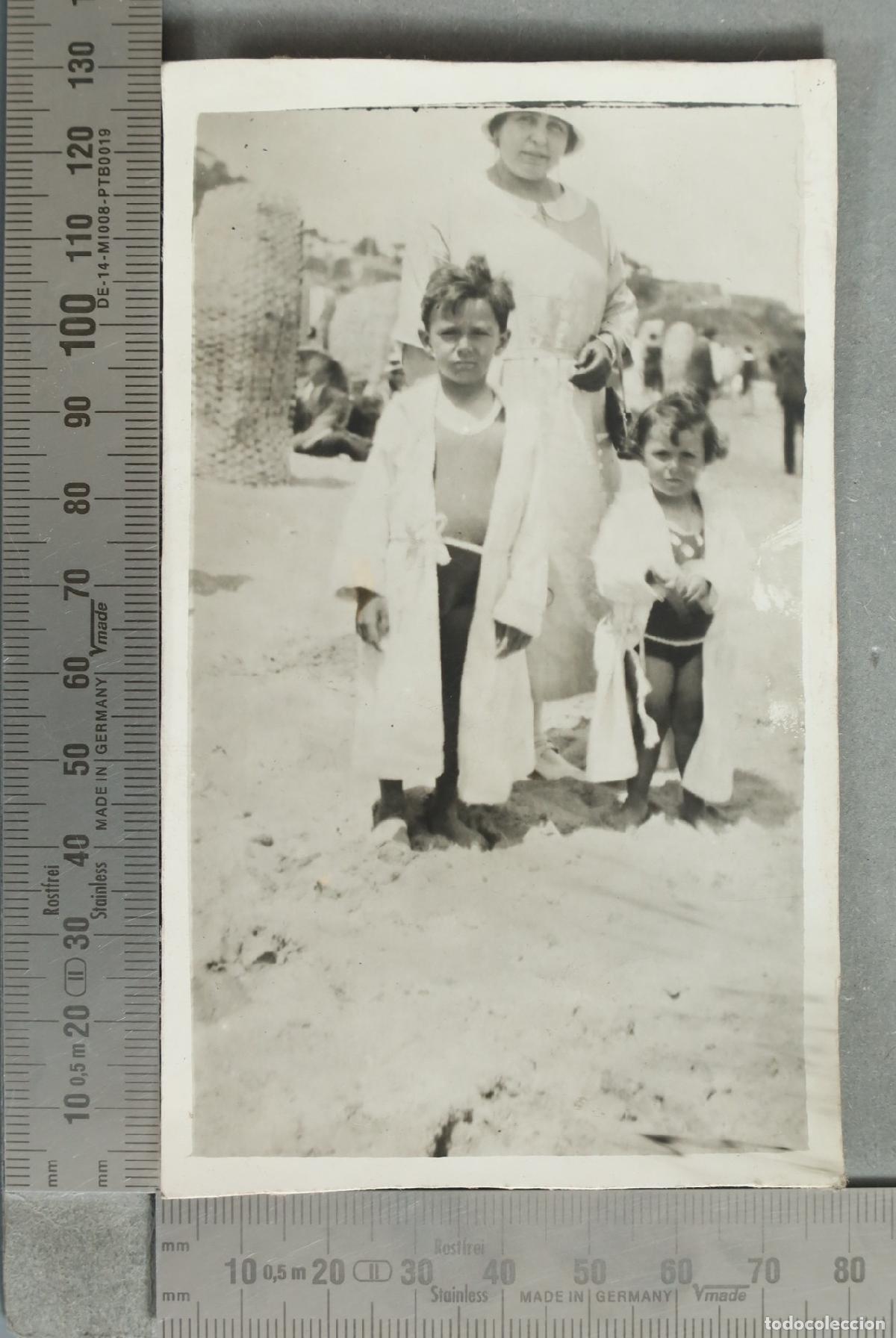 Fotograf&iacute;a antigua: POSTAL FOTOGRAFICA. Ninos y mujer en la playa 1920