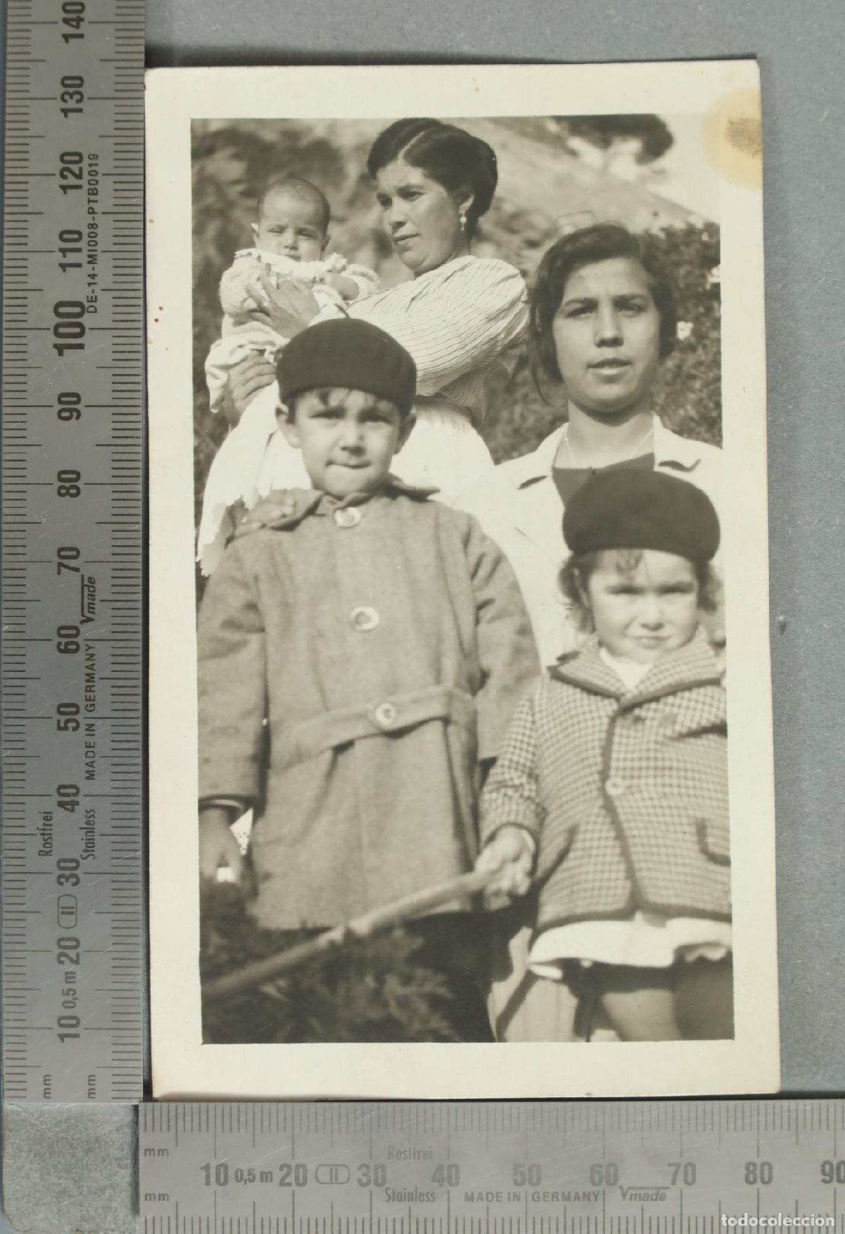 Fotograf&iacute;a antigua: POSTAL FOTOGRAFICA. Retrato de familia con madre e hijos hacia 1930