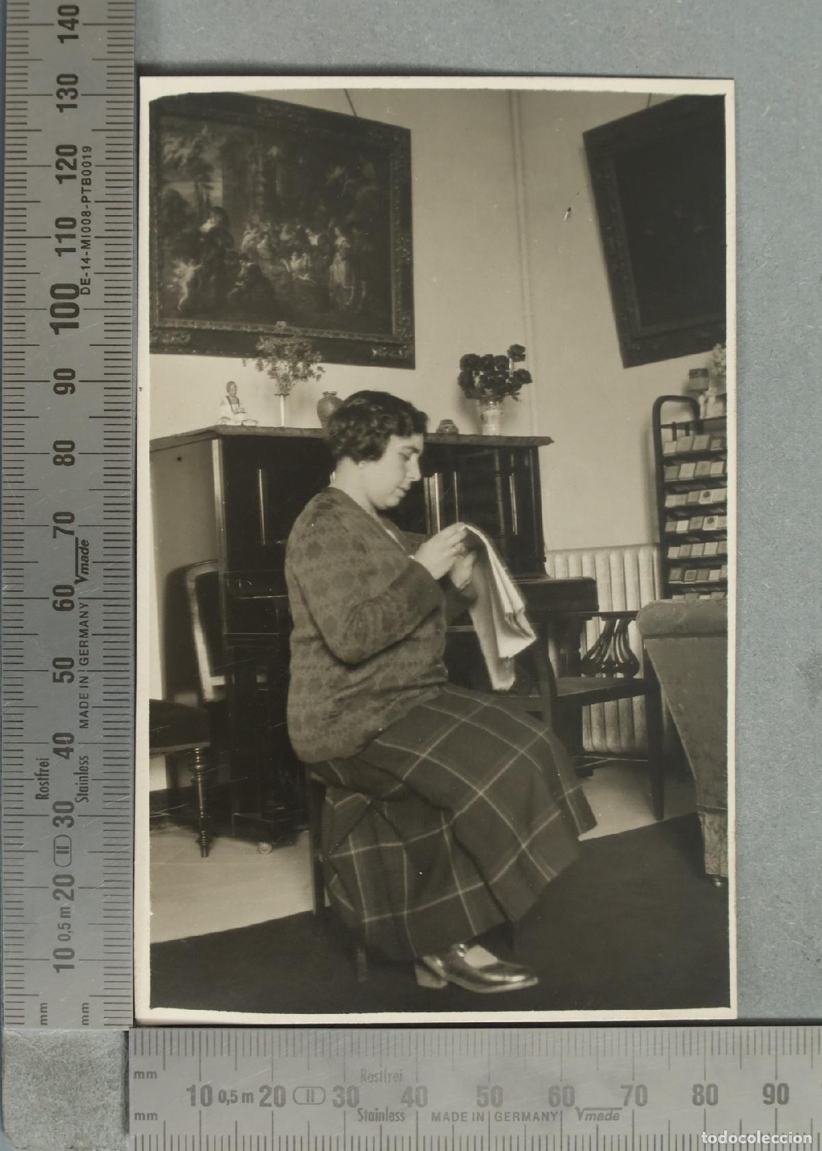 Fotograf&iacute;a antigua: FOTOGRAFIA. Mujer cosiendo en salon. CON PIANOLA HACIA 1920