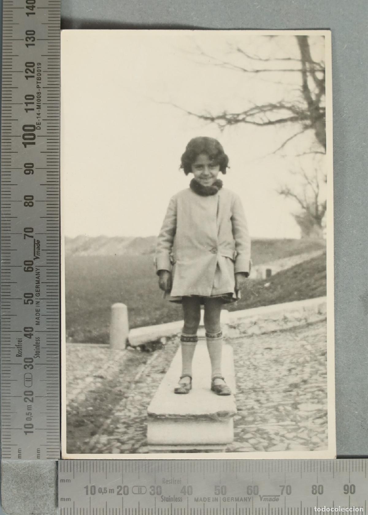 Fotograf&iacute;a antigua: FOTOGRAFIA. Ni&ntilde;a posando de pie hacia 1920
