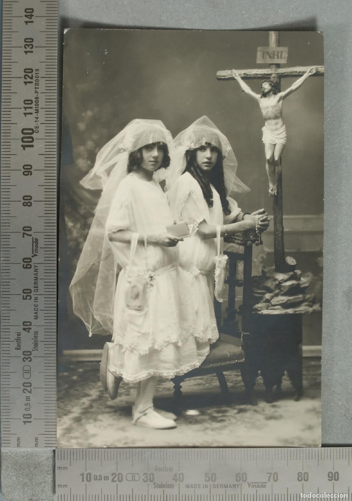 Fotograf&iacute;a antigua: FOTOGRAFIA. Primera comuni&oacute;n de dos ni&ntilde;as con crucifijo hacia 1920
