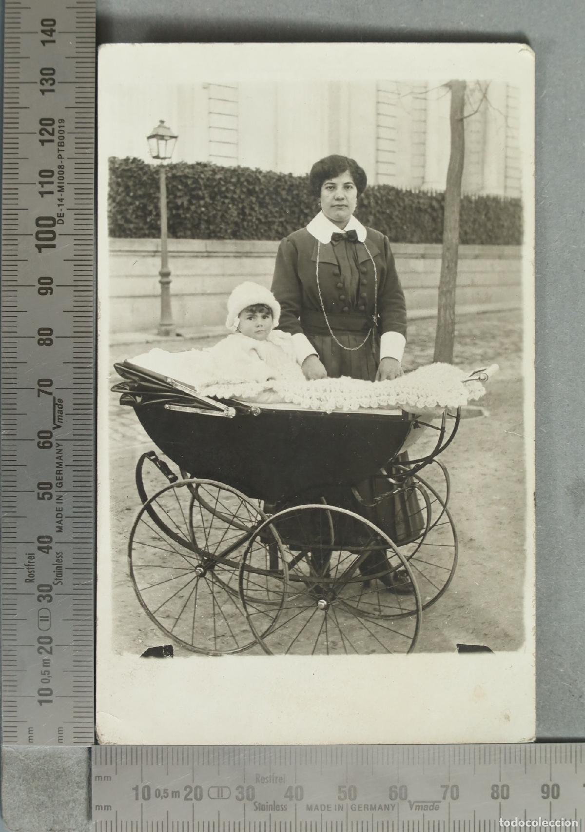 Fotograf&iacute;a antigua: FOTOGRAFIA. Mujer con ni&ntilde;o en carrito de beb&eacute; hacia 1920
