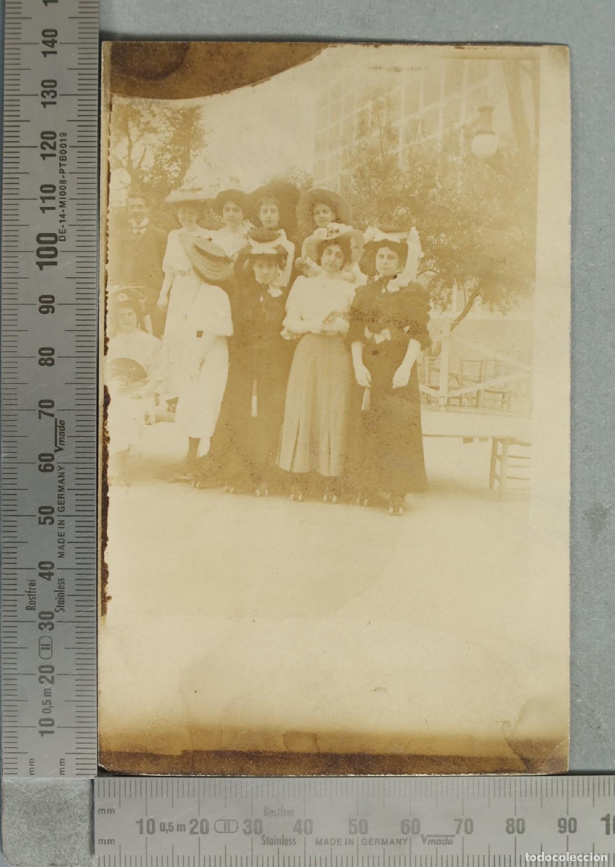 Fotograf&iacute;a antigua: FOTOGRAFIA Grupo de mujeres con sombreros en la calle hacia 1900