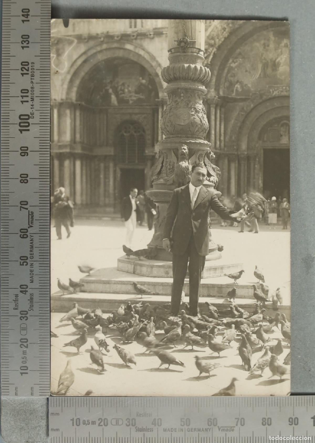 Fotograf&iacute;a antigua: FOTOGRAFIA. Venezia - Piazza San Marco - Hombre con palomas hacia 1920