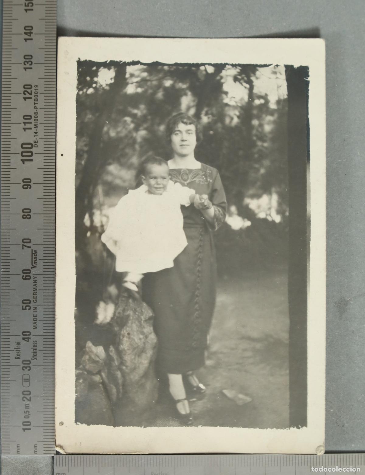Fotograf&iacute;a antigua: FOTOGRAFIA. Madre e hijo en entorno natural hacia 1920
