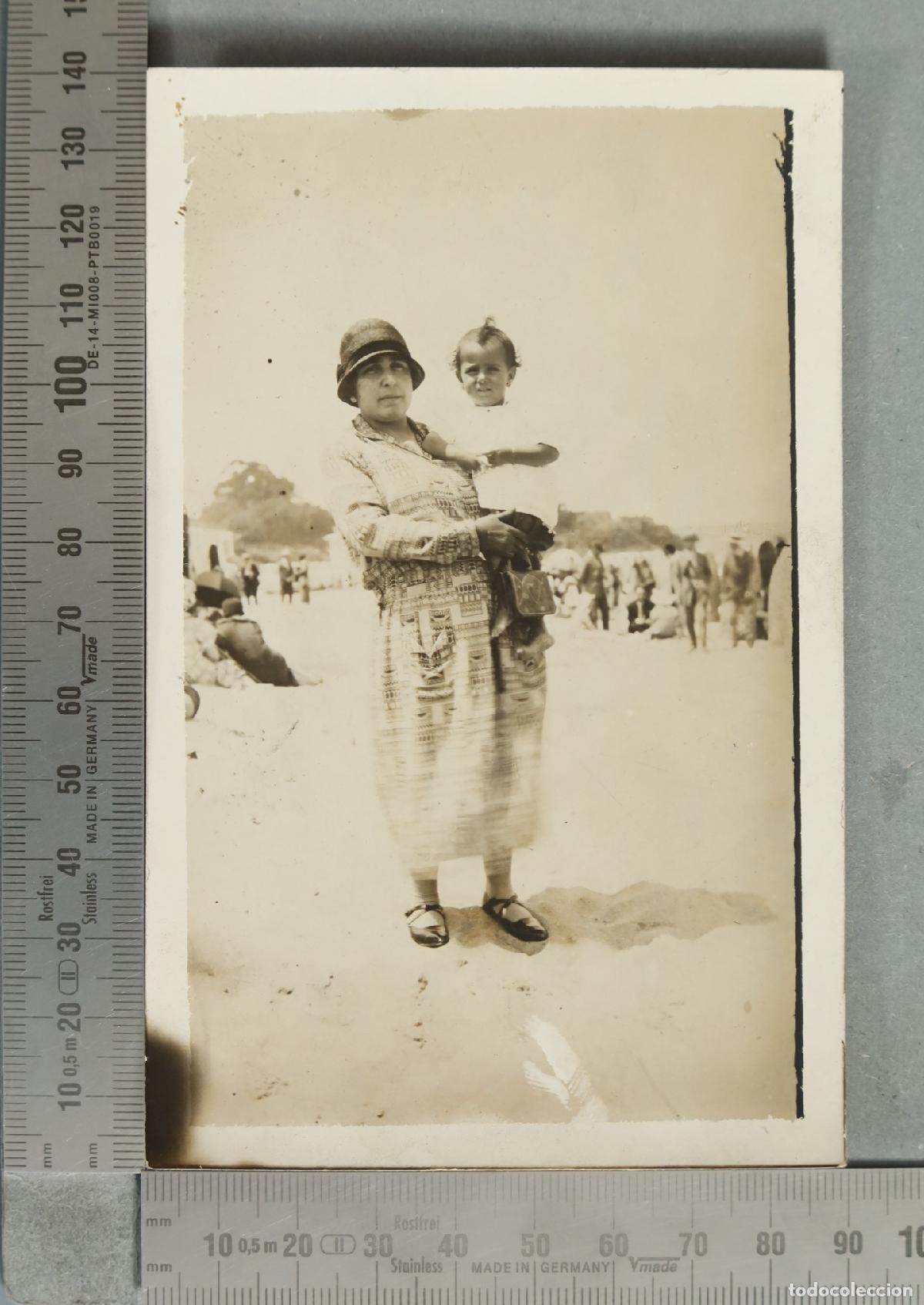 Fotograf&iacute;a antigua: FOTOGRAFIA. Mujer con ni&ntilde;o en la playa hacia 1920