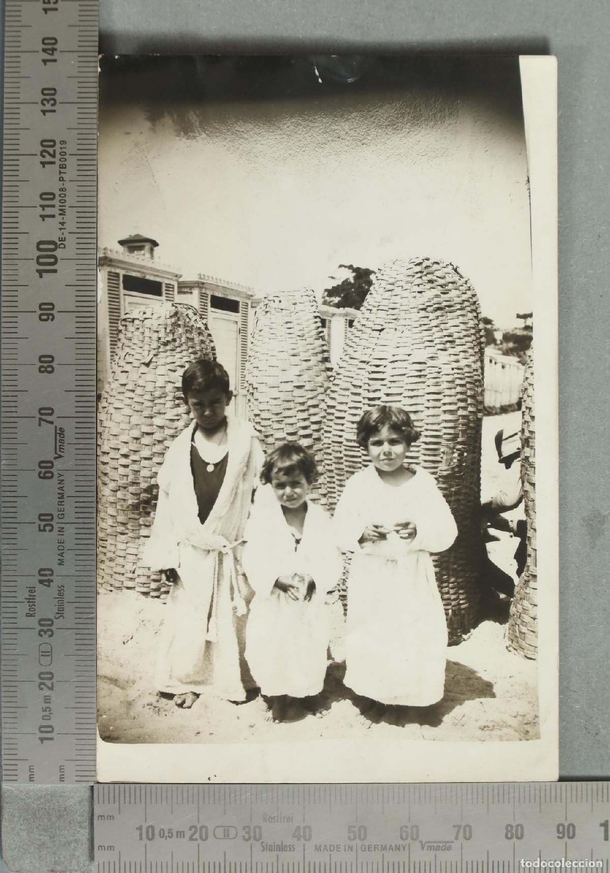 Fotograf&iacute;a antigua: FOTOGRAFIA. Ni&ntilde;os en la playa con batas. y sillas de plata mimbre hacia 1920