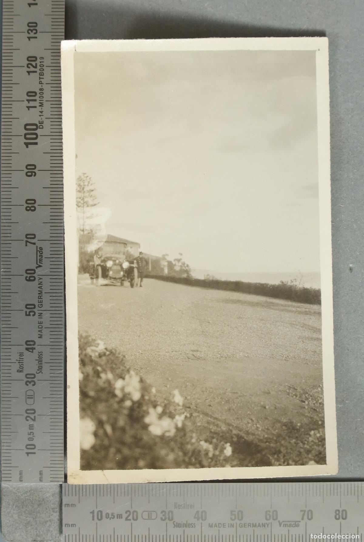 Fotograf&iacute;a antigua: FOTOGRAFIA. Autom&oacute;vil antiguo en carretera y conductor chofer? hacia 1920