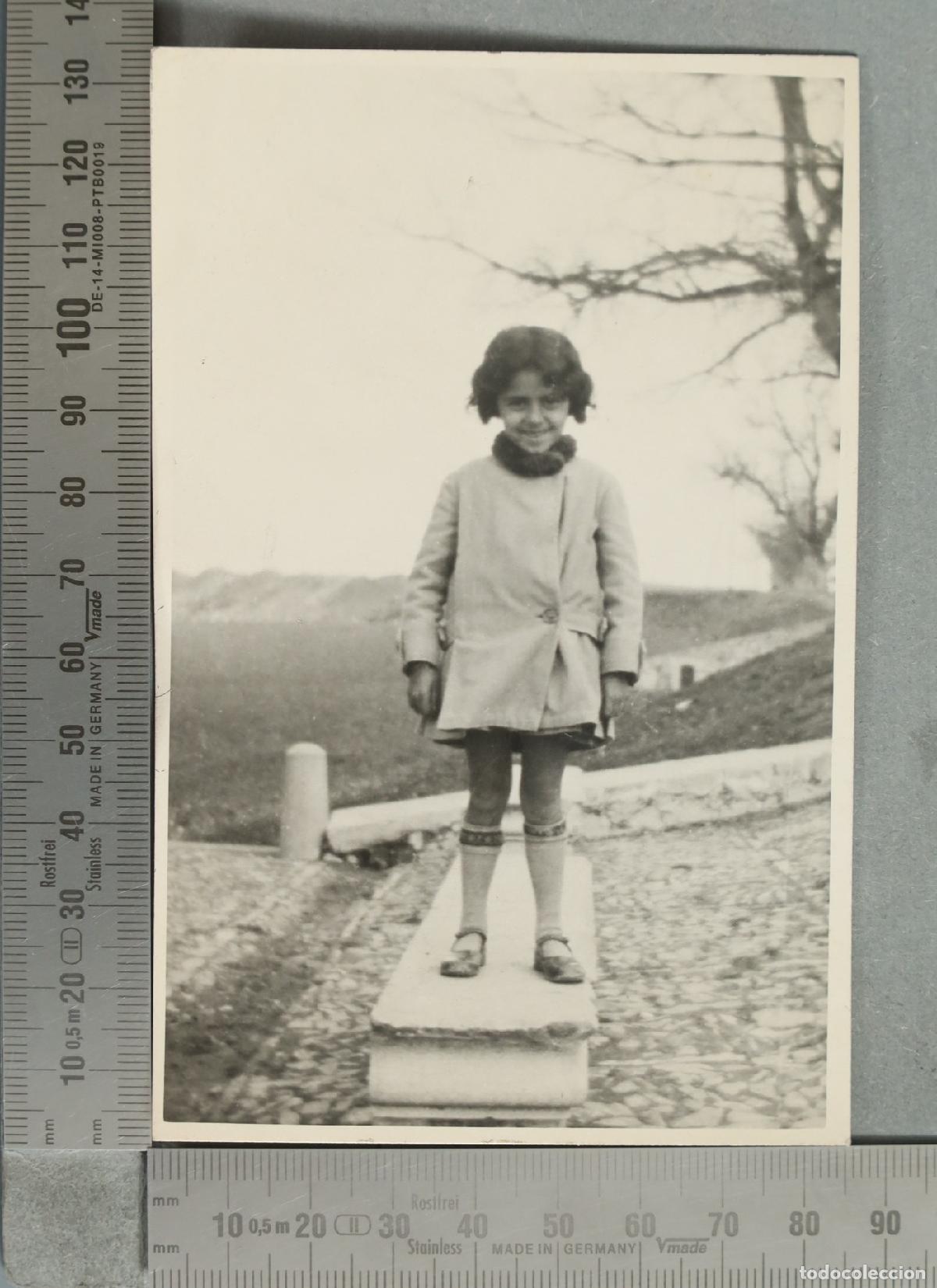 Fotograf&iacute;a antigua: FOTOGRAFIA. Ni&ntilde;a de pie hacia 1920