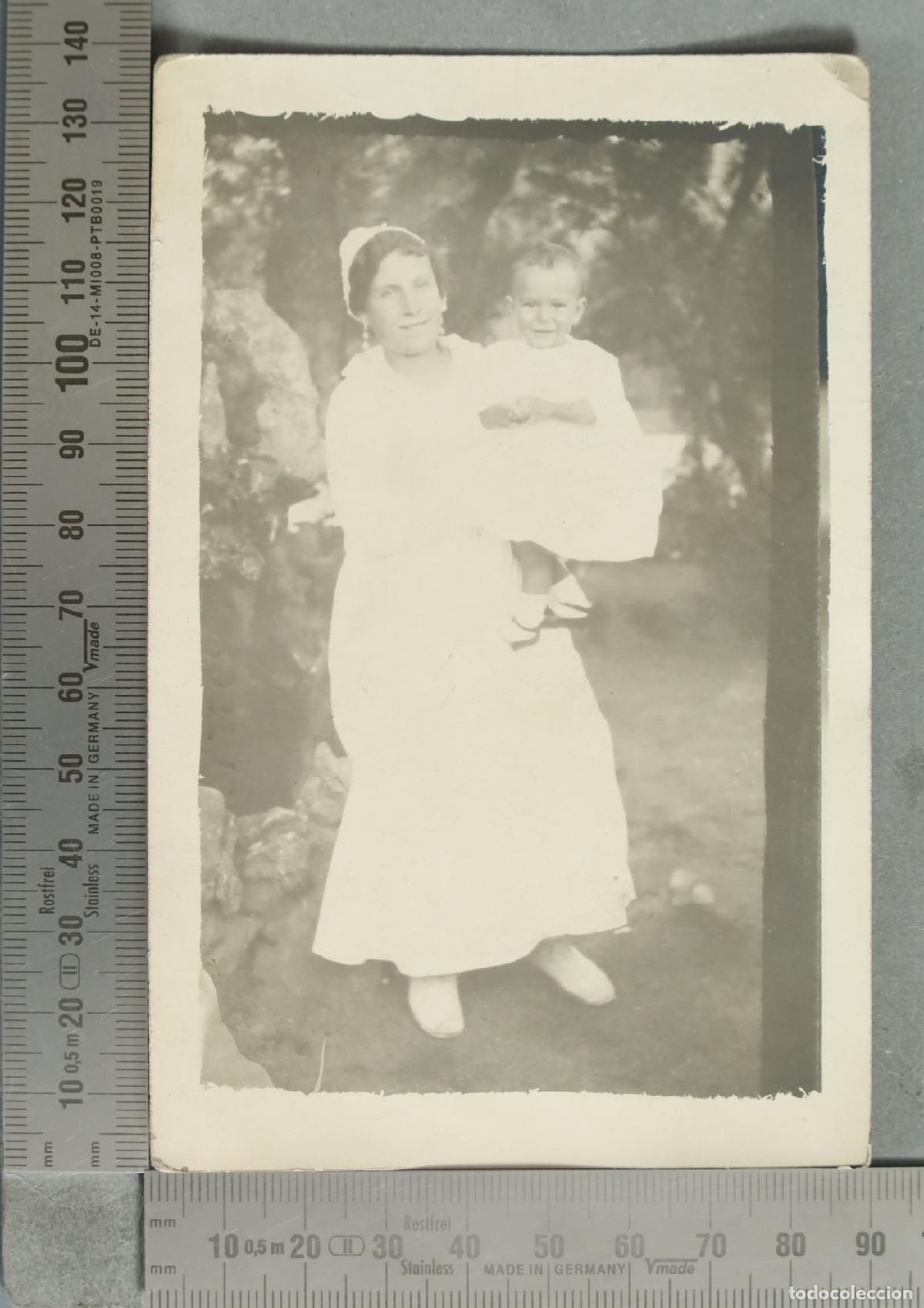 Fotograf&iacute;a antigua: FOTOGRAFIA. Mujer de servicio con ni&ntilde;o en brazos hacia 1920