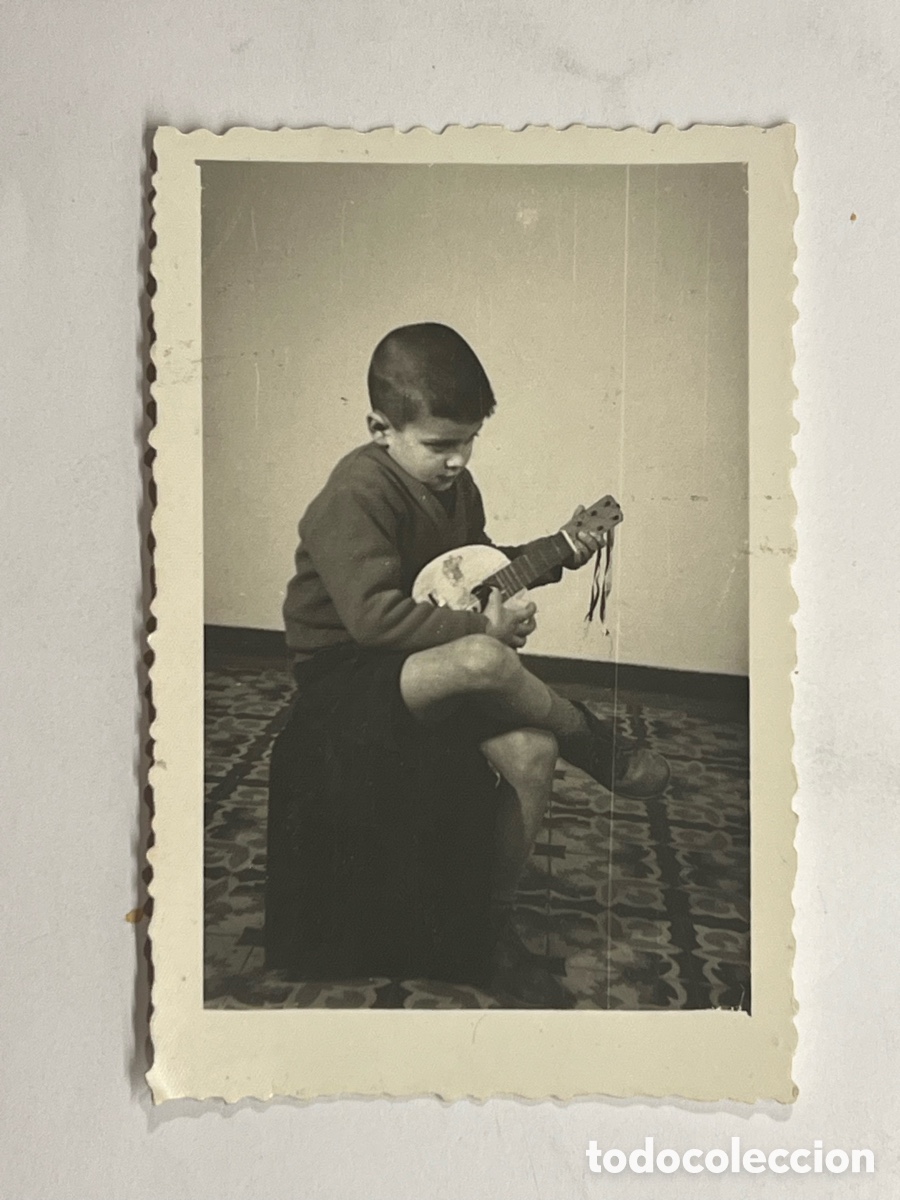 Fotograf&iacute;a antigua: NI&Ntilde;O CON BANDURRIA.. Fotograf&iacute;a antigua (h.1960?) Med&iacute;das: 9 x 6 cm.