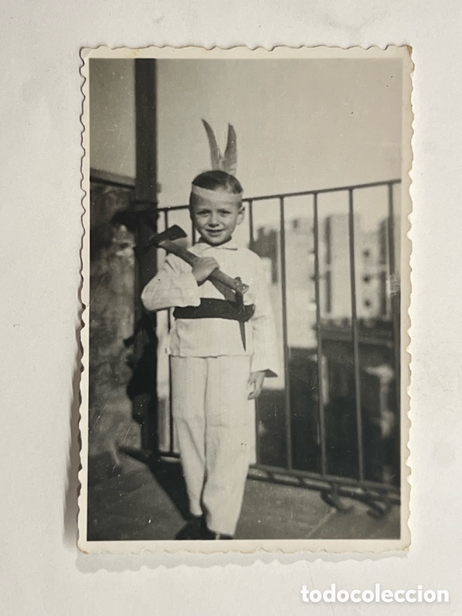 Fotograf&iacute;a antigua: NI&Ntilde;OS. Fotograf&iacute;a un divertido cr&iacute;o vestido de Apache.. (h.1950?) Med&iacute;das: 9 x 6 cm.